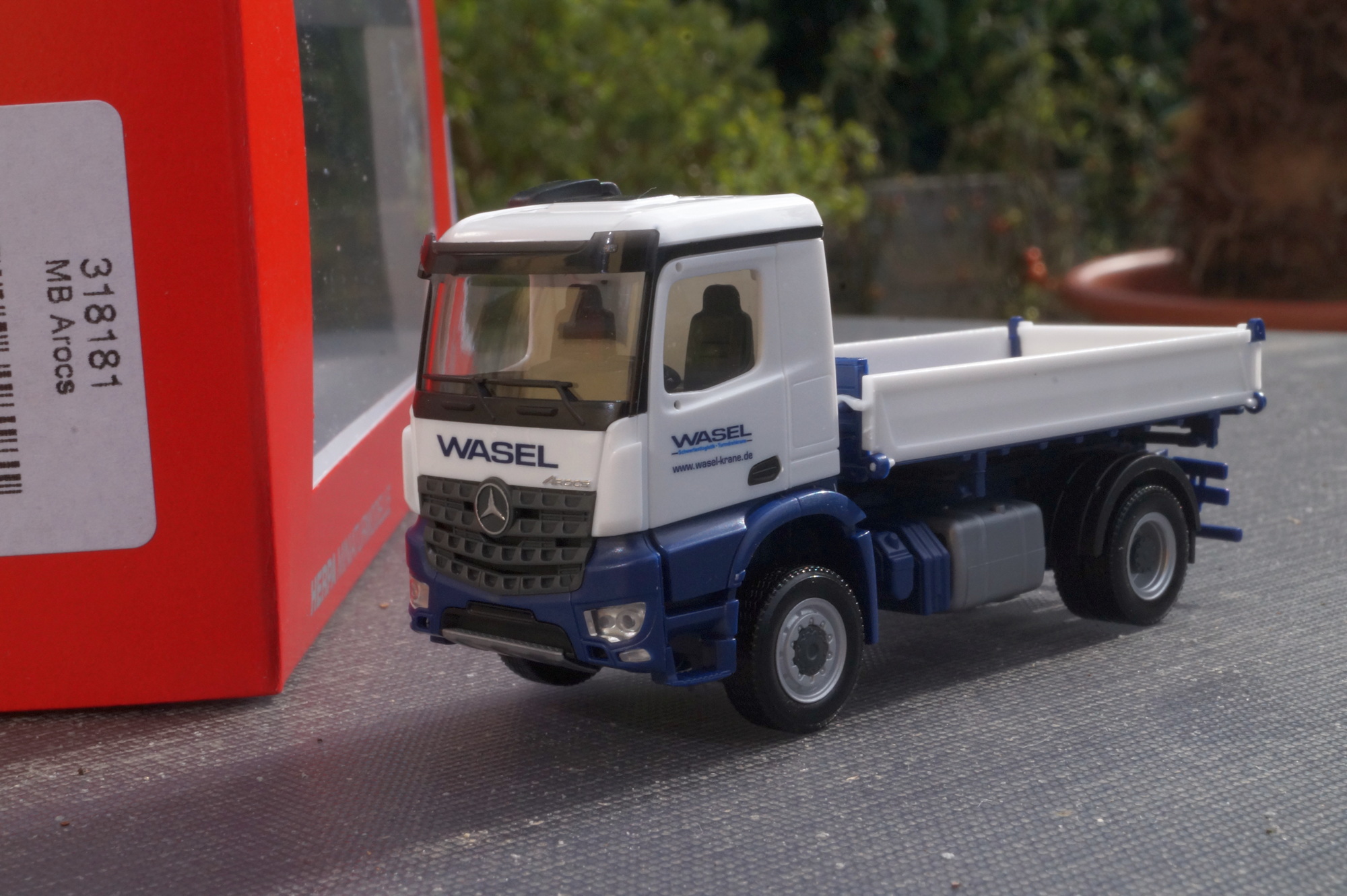 313181 - Herpa - Mercedes-Benz Arocs M 4x4 Dreiseitenkipper "Wasel"