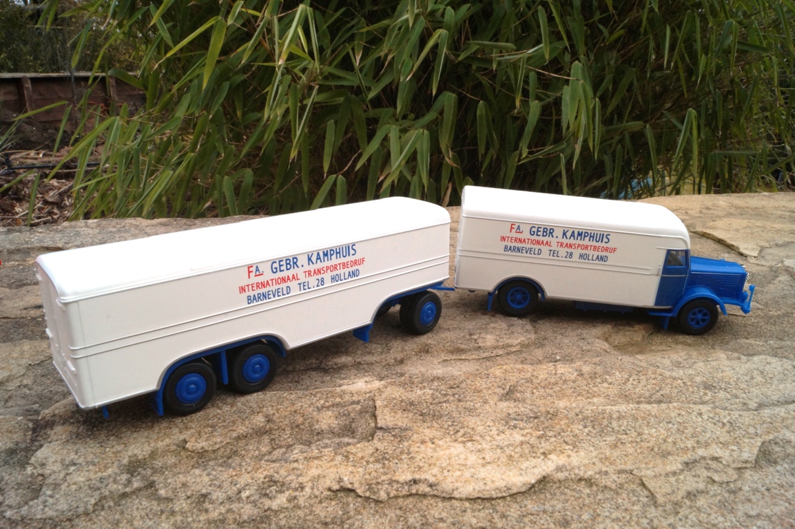 306638 -Herpa - Büssing 8000 Koffer-Hängerzug „Kamphuis“ (NL)