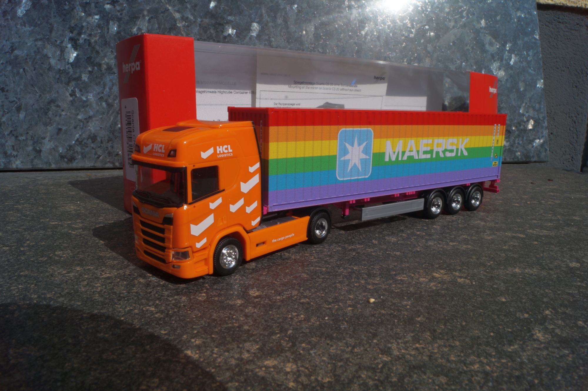 314695 - Herpa - Scania CR20 Highline 40ft. Container-Sattelzug - HCL Logistics / Maersk Rainbow
