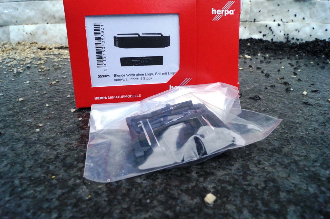 053921 - Herpa -Zubehör Blenden Volvo ohne Logo, Grill mit Logo, schwarz Inhalt: (4 Stück)