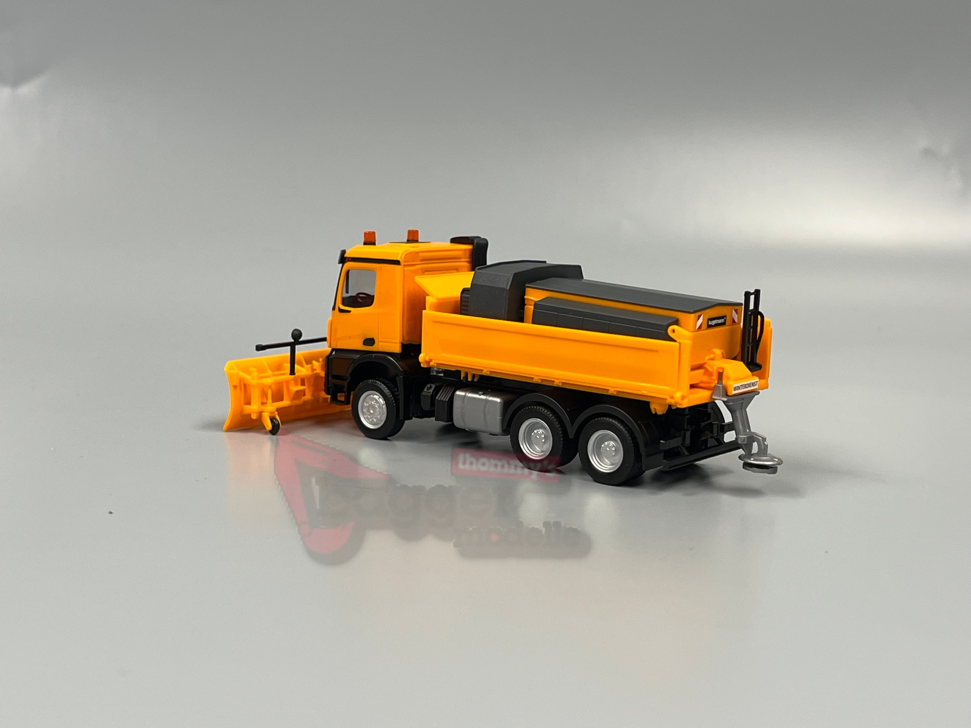 320061 - Herpa - Mercedes-Benz Arocs 18 M Dreiseitenkipper-LKW 3achs mit Streuaufbau und Schneepflug, kommunalorange