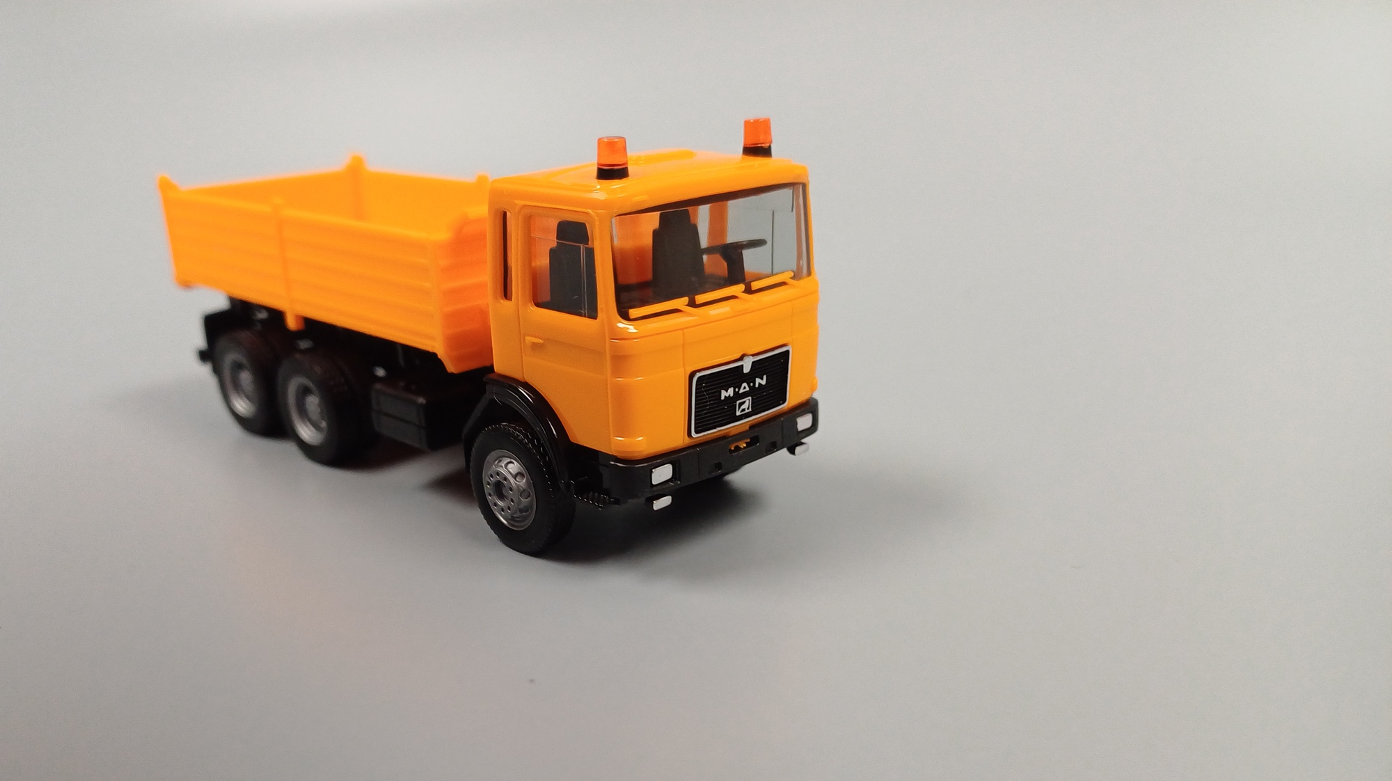314985 - Herpa - MAN Baukipper-LKW, Kommunalorange