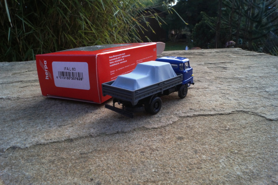 307628 - Herpa - IFA L 60 Pritschen-LKW mit Ladung unter Plane