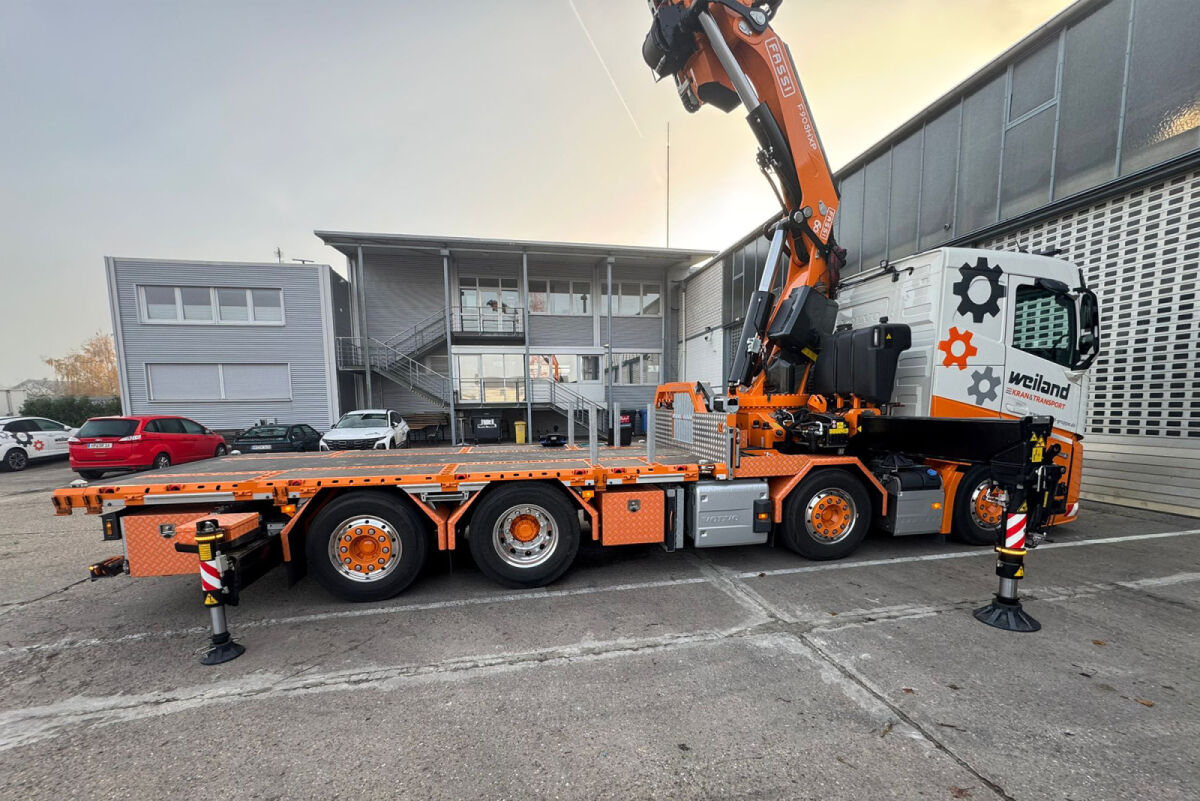 01-5380 - WSI - Volvo FH Aero 8x2 Flachbett mit Fassi Ladekran - Weiland - DE