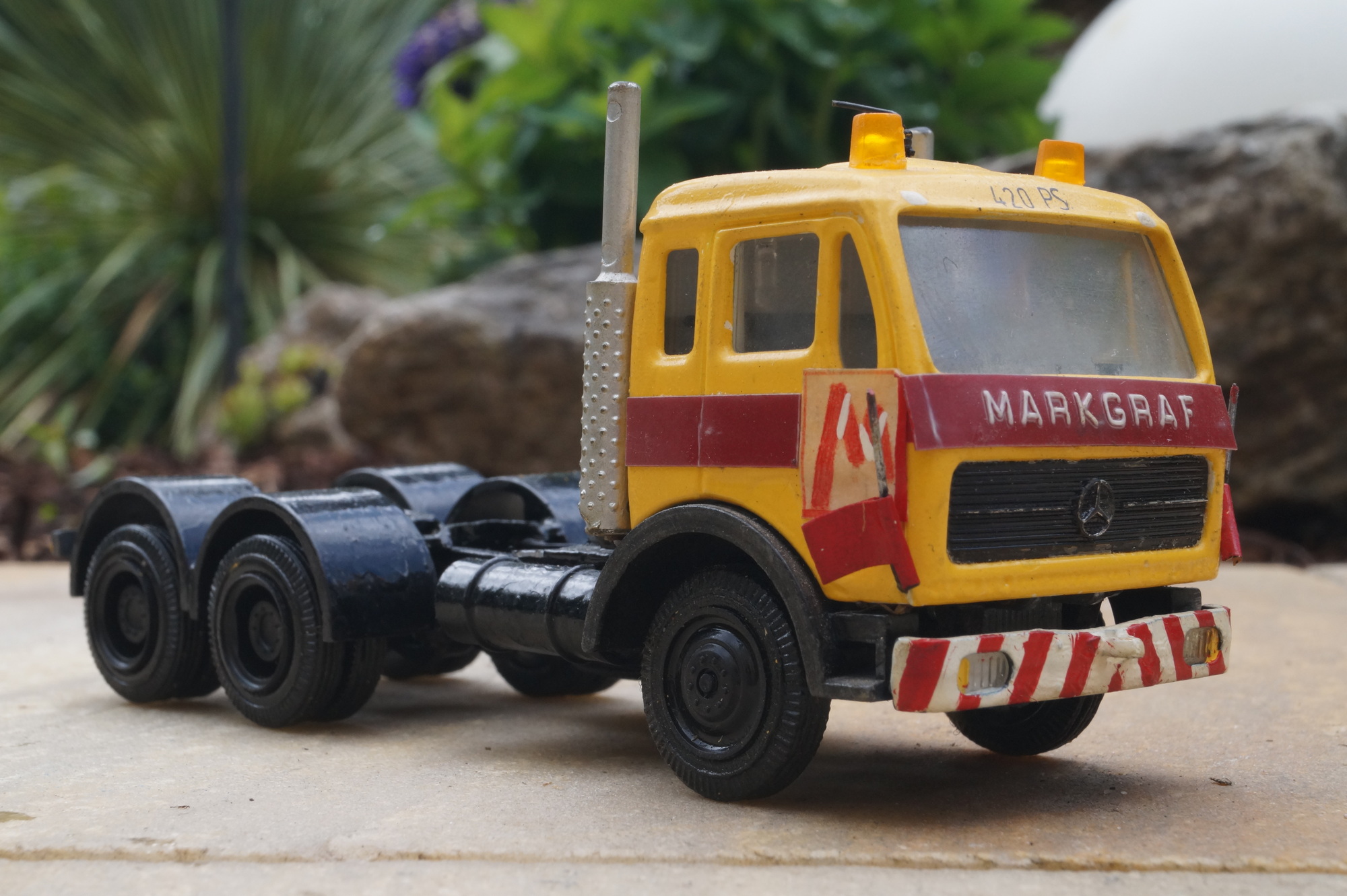 Mercedes Benz 3achs Solozugmaschine "Markgraf Aufkleber"