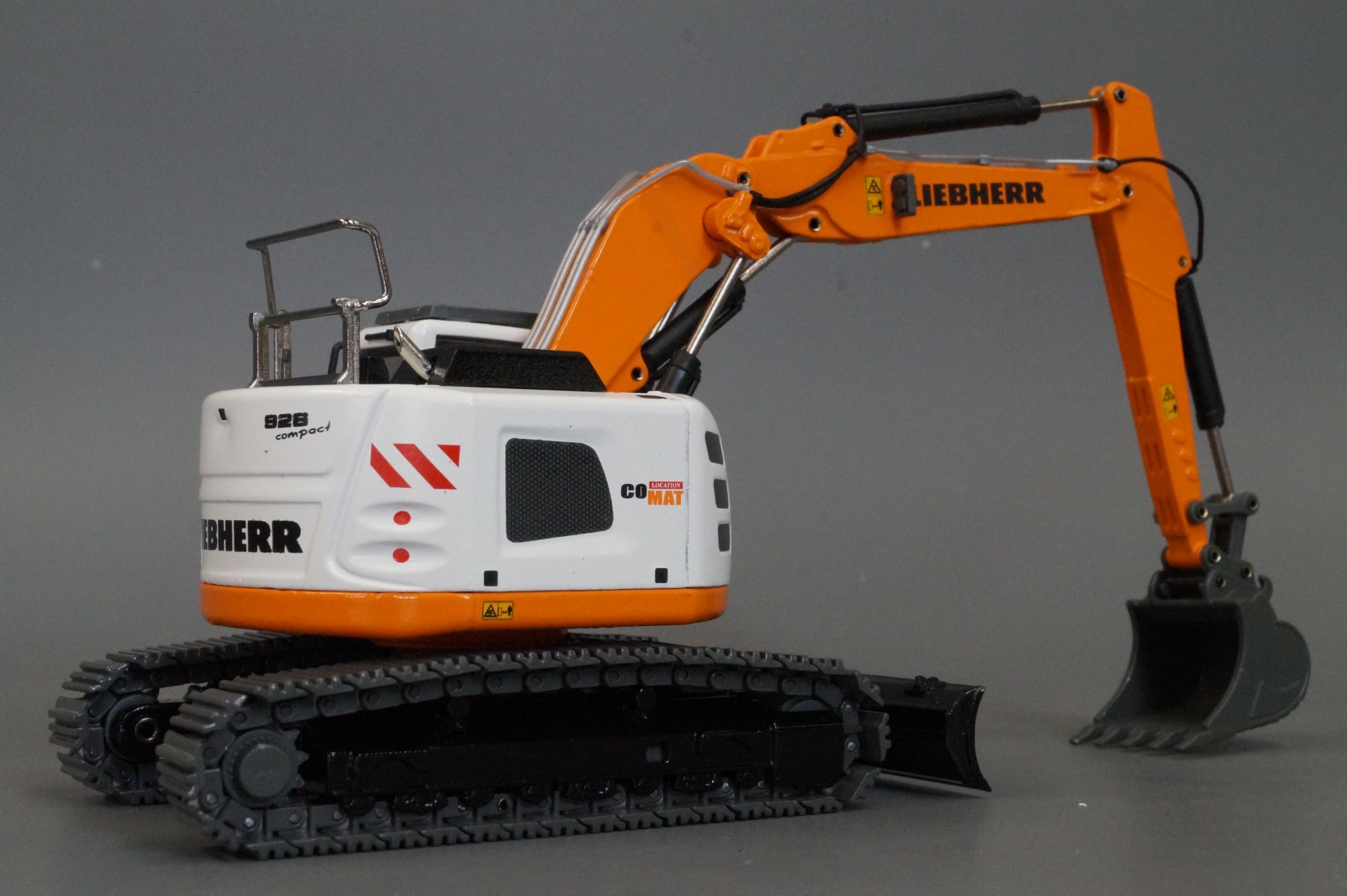 2204-10  -Conrad - LIEBHERR R926 Compact Raupenbagger  "Comat"