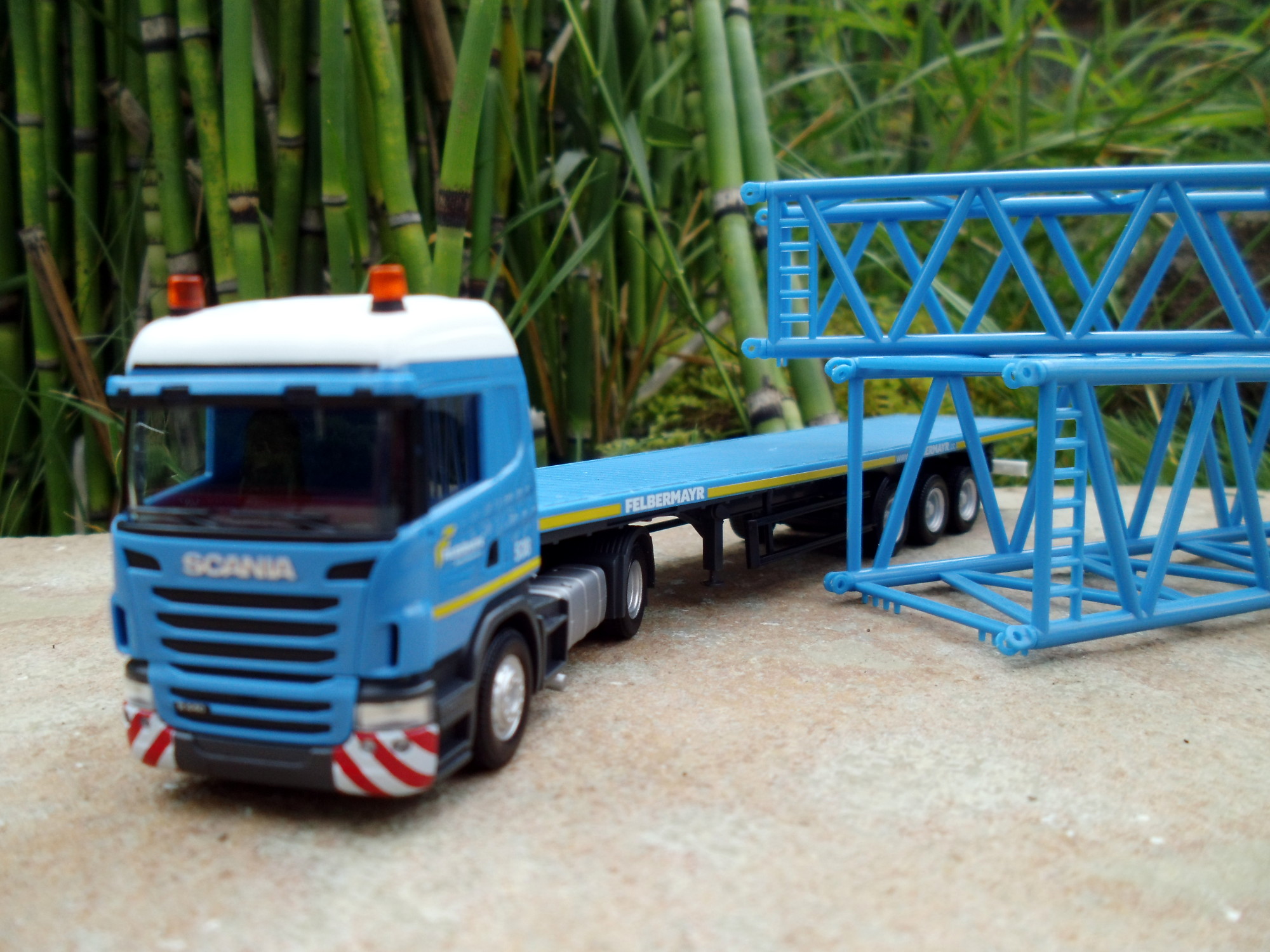 303873 - Herpa - Scania R HL Rungen-Sattelzug mit Gittermastteilen für Liebherr Raupenkran LR 1600/2 "Felbermayr"