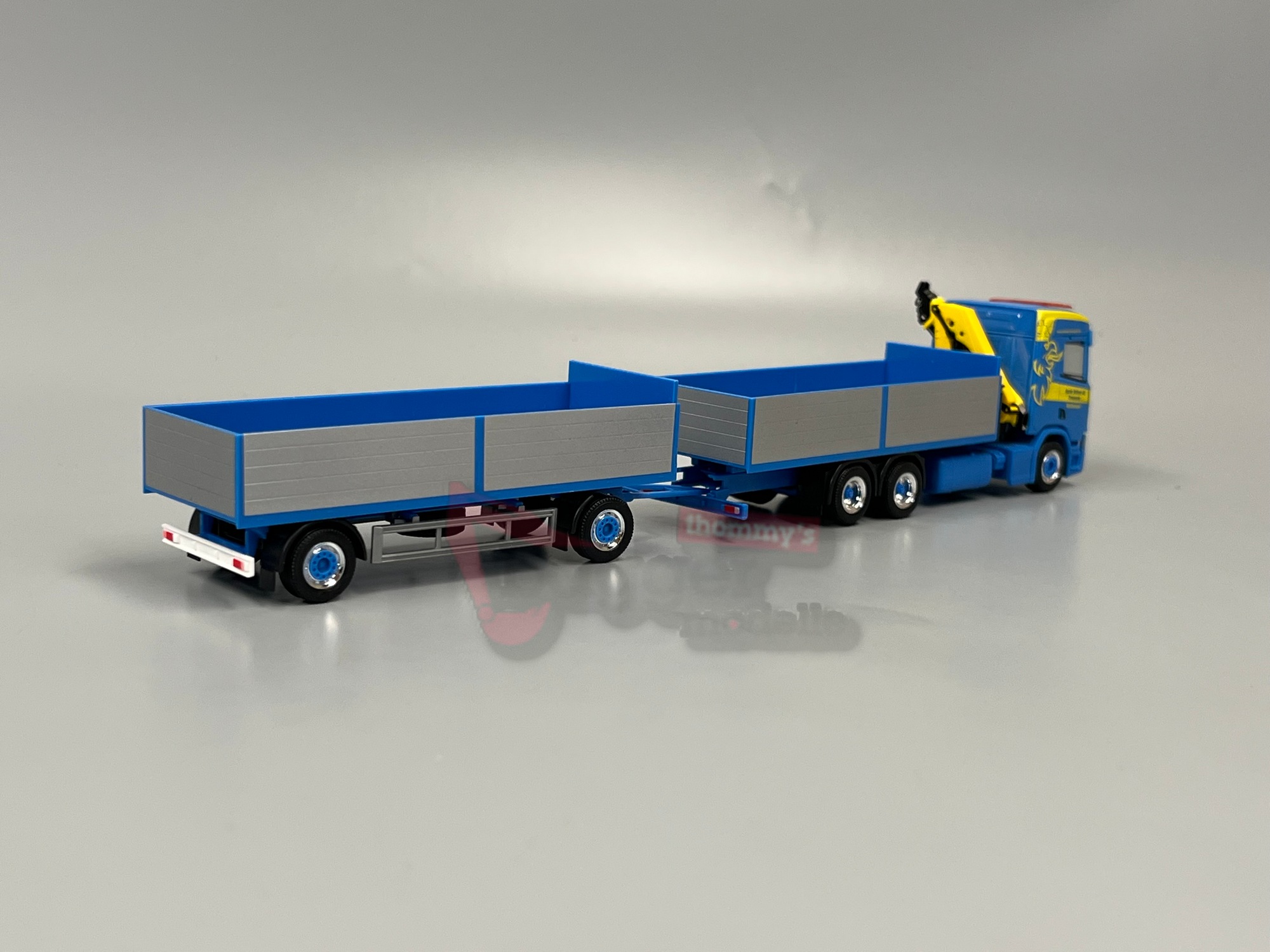 926072 - Herpa - Scania CR Niedrigdach Pritschen-Hängerzug mit Ladekran "Martin Wittwer" CH