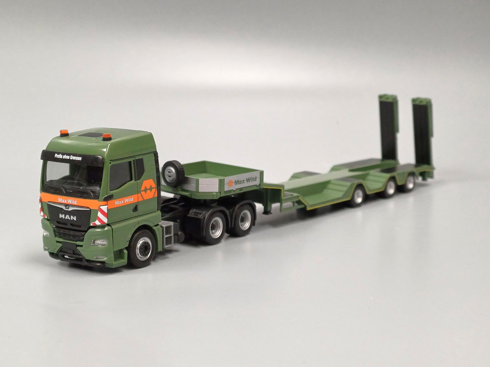318273 - Herpa - MAN TGX GM Allrounder Tieflade-Sattelzug "Max Wild"