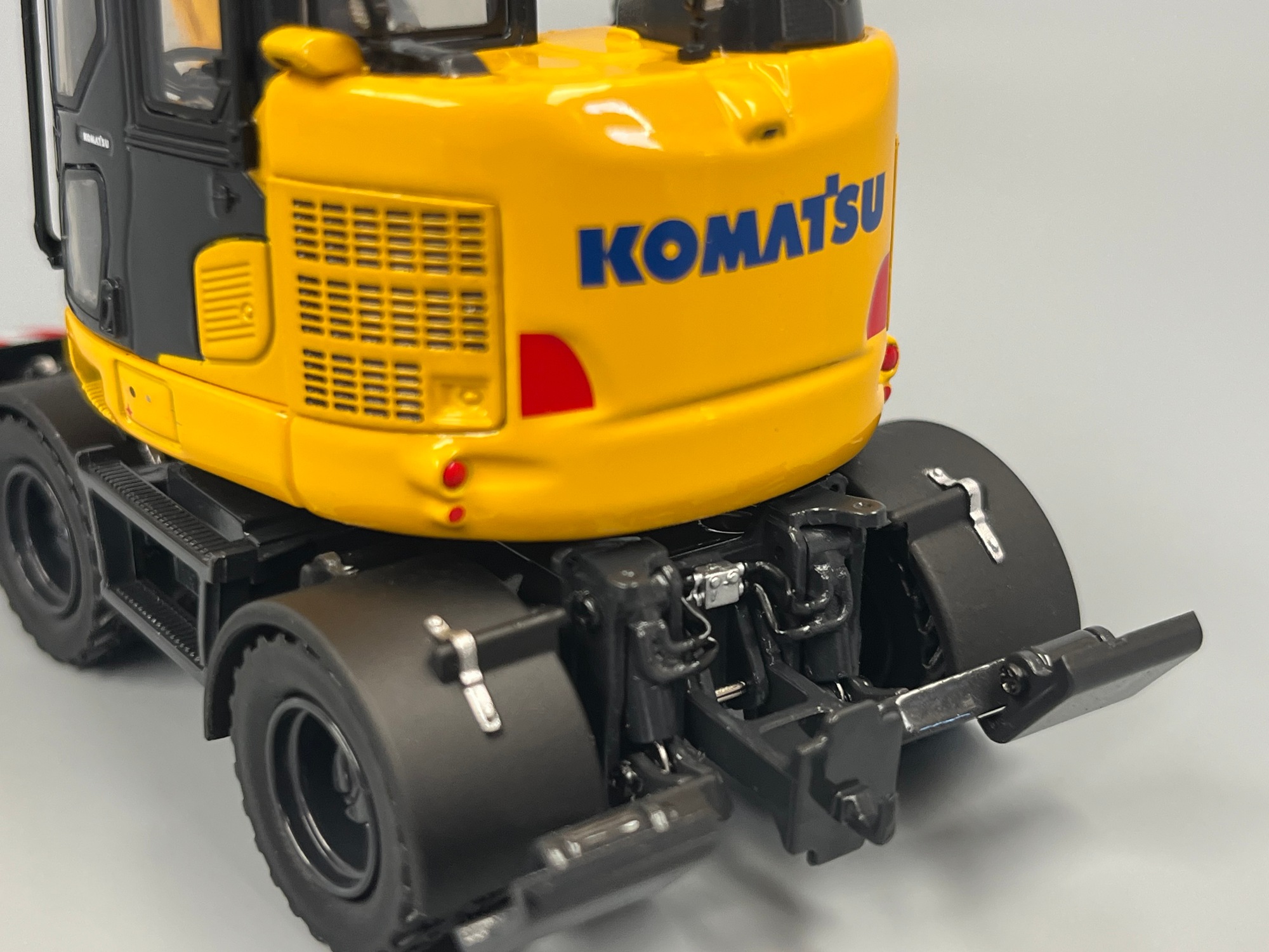 8190 -Universal Hobbies -Komatsu PW 138-MR11-2026 Mobilbagger