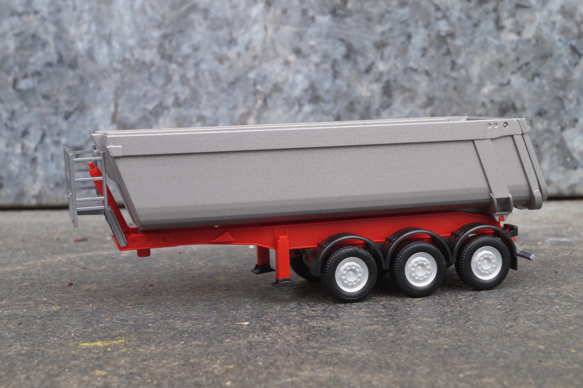 077026-2 - Herpa - Schmitz Cargobull Kippsattelauflieger mit Stahlmulde, silbermetallic