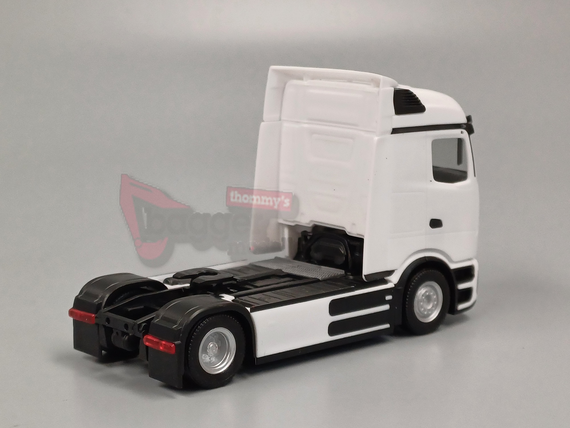  318204-002- Herpa - Mercedes-Benz eActros 600 Procabin Streamspace Zugmaschine 2achs, weiß