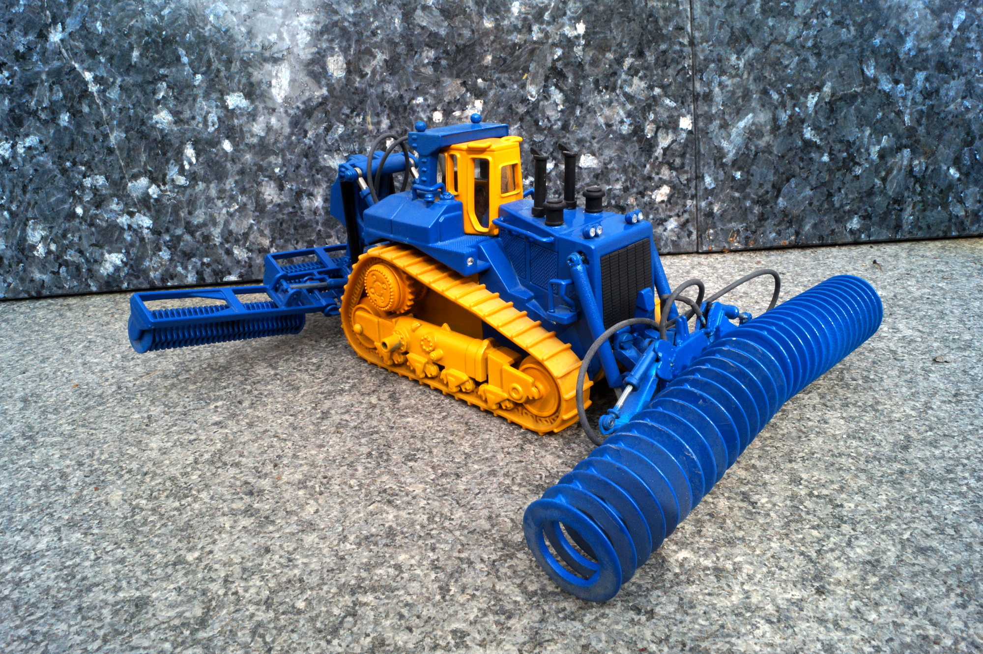 CAT D 11 Raupe mit Scheibenegge