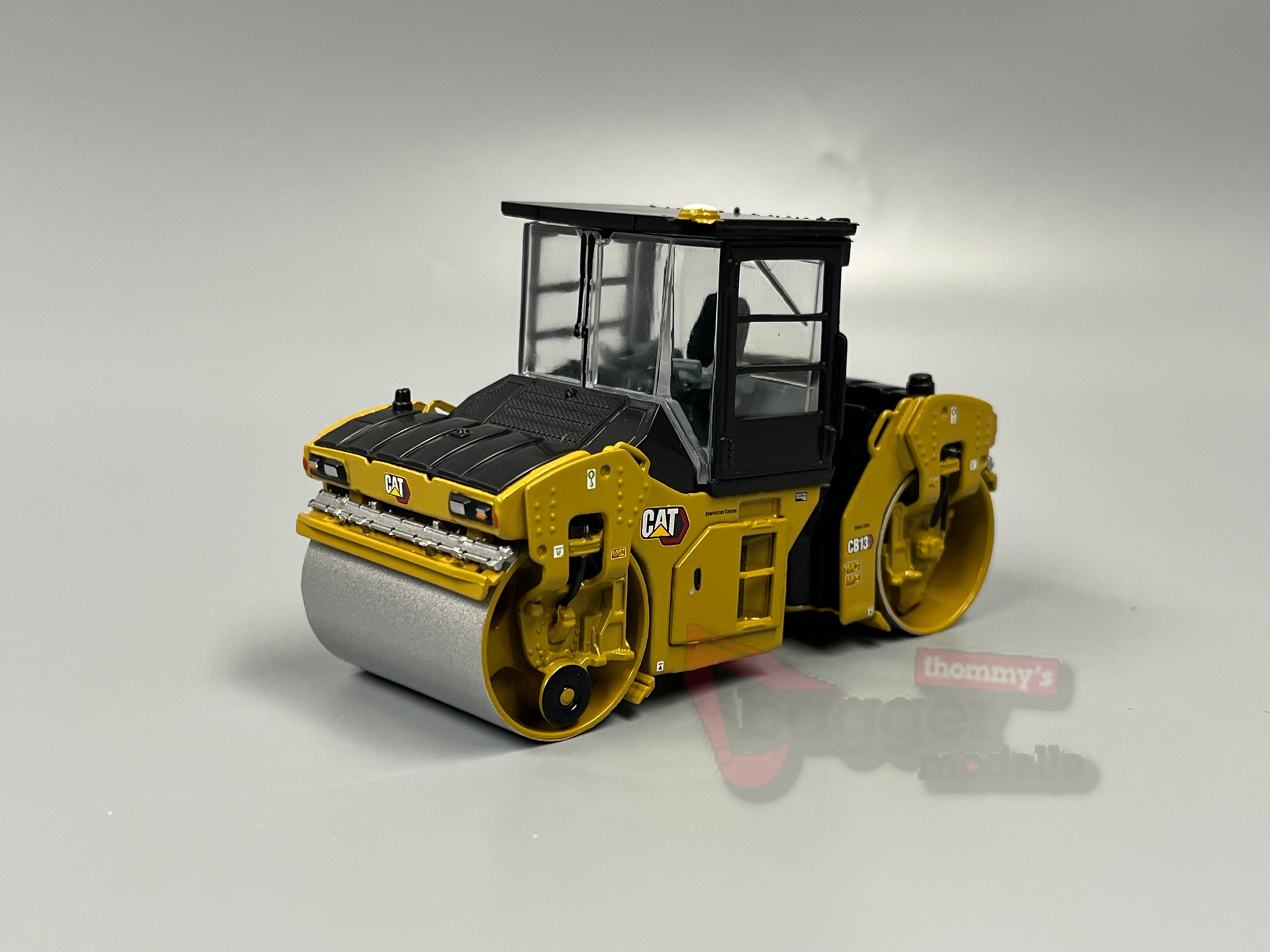 85595 -DCM - CAT CB-13 Tandem Vibratory Walze mit Kabine