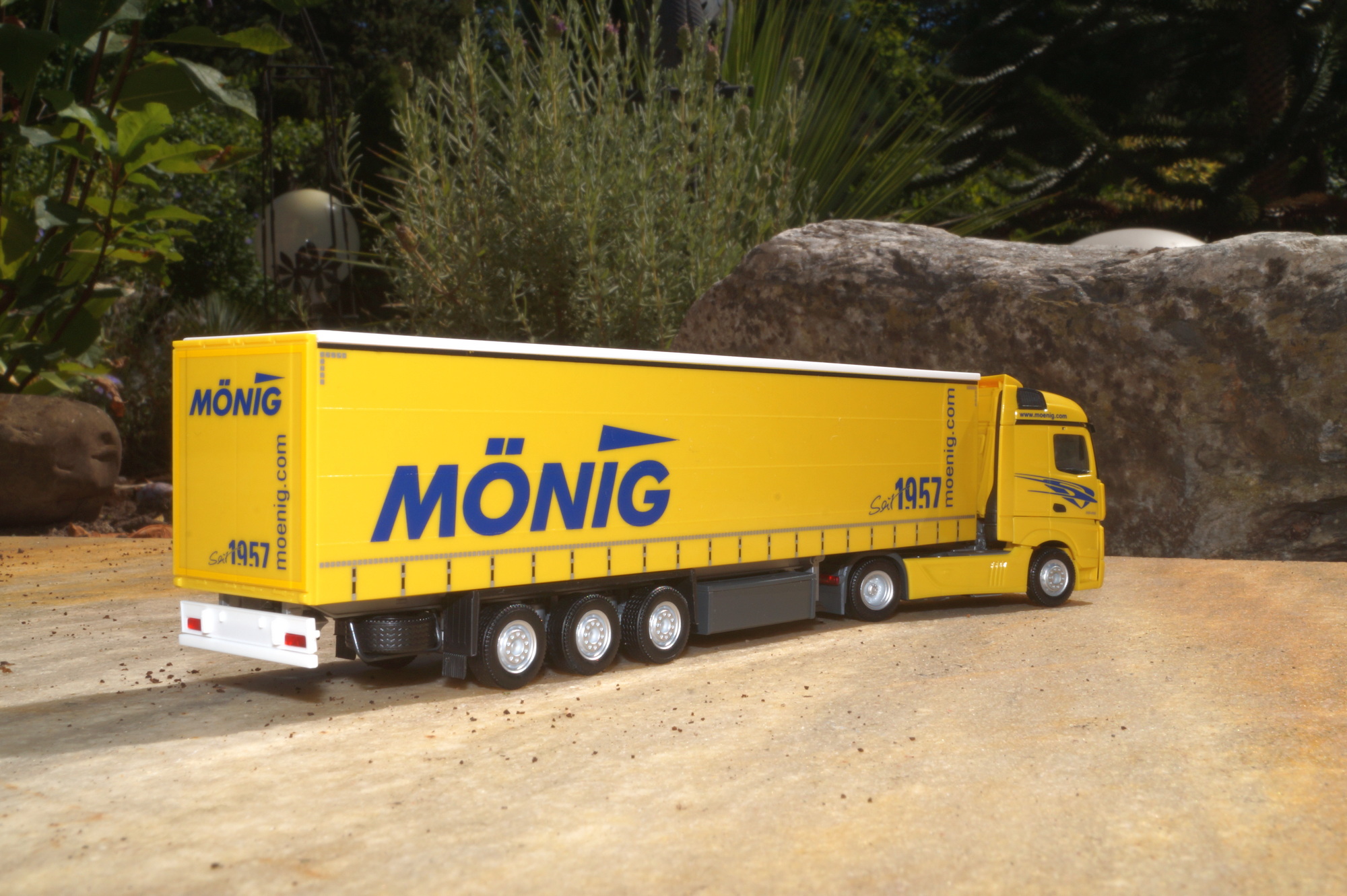 950015 - Herpa - Mercedes Benz  Actros '18 Gardinen .Planensattelzug . "Mönig"