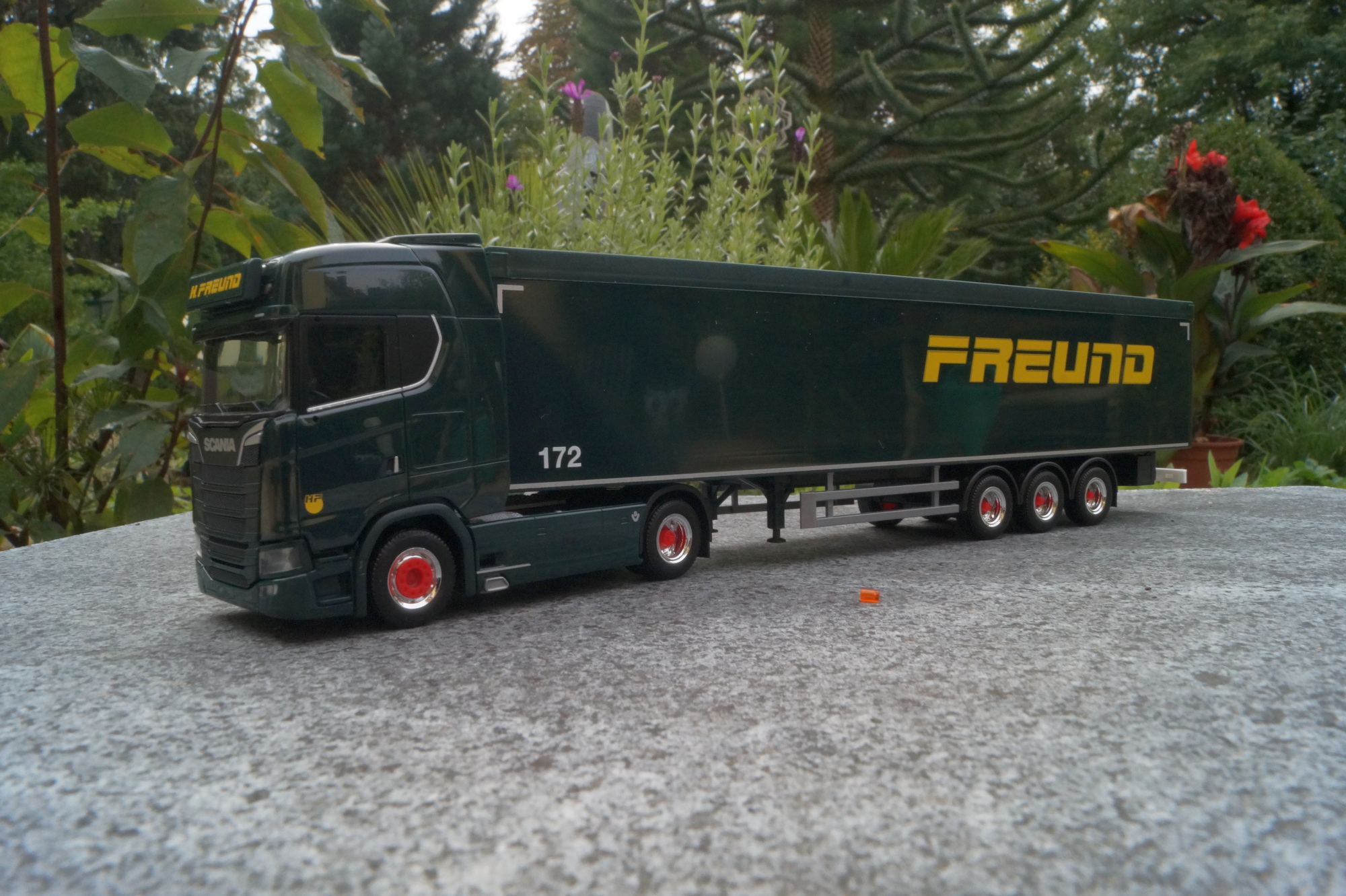 315173- Herpa - Scania CS 20 HD Schubboden-Sattelzug „Spedition Freund“