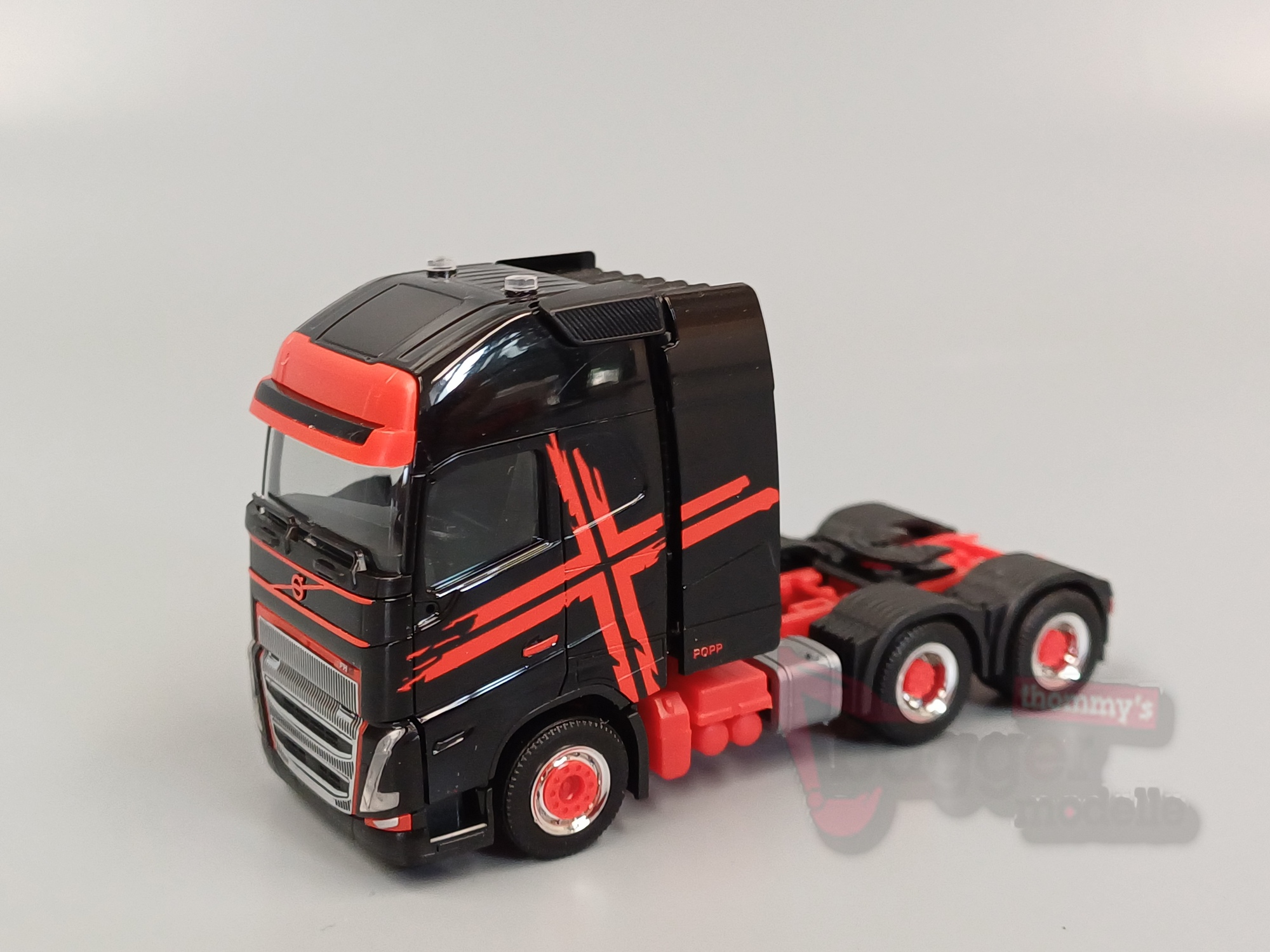 318624 - Herpa - Volvo FH 16 GL XL 2020 Zugmaschine mit Schwerlastturm, schwarz/rot