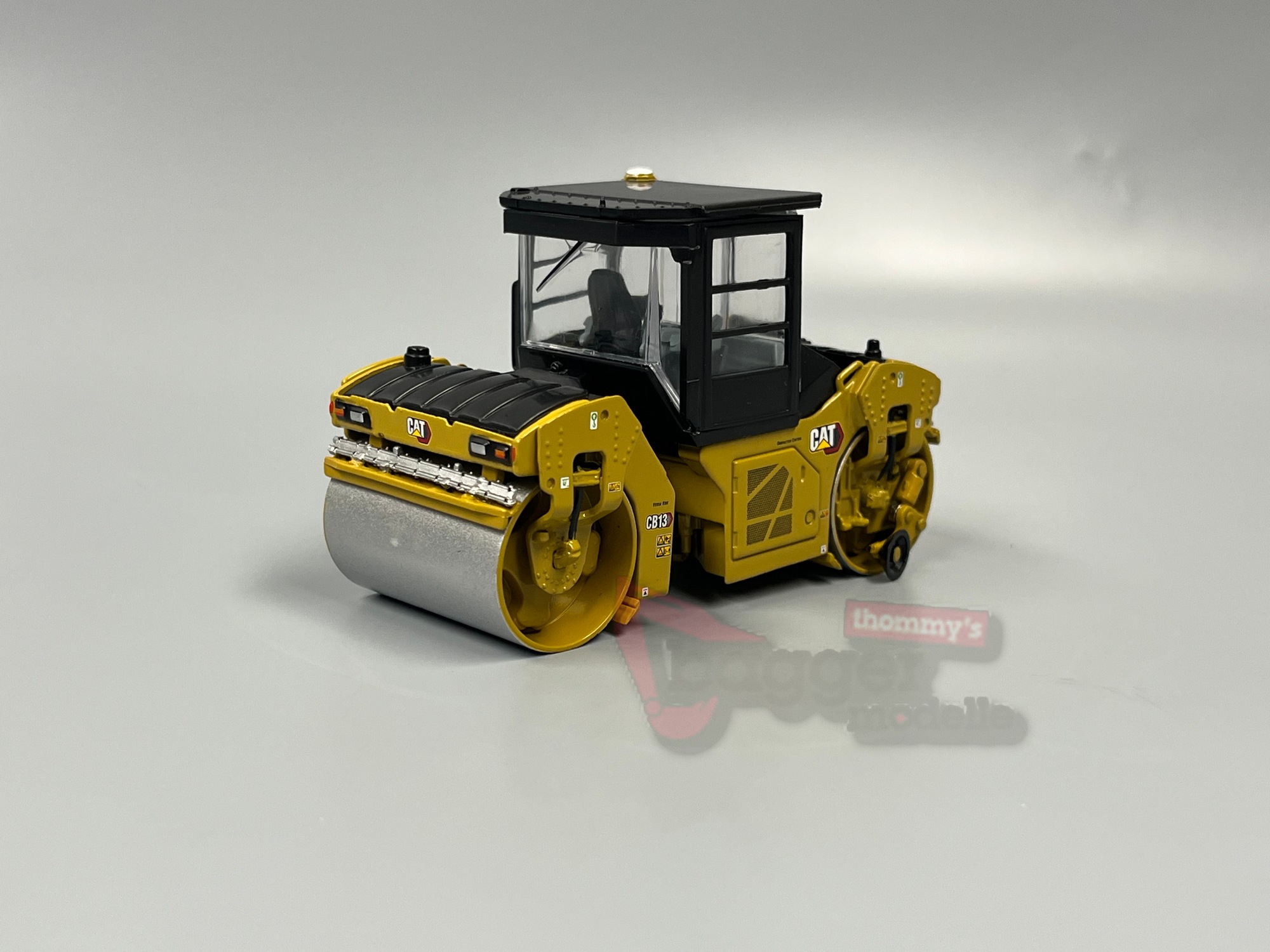 85595 -DCM - CAT CB-13 Tandem Vibratory Walze mit Kabine