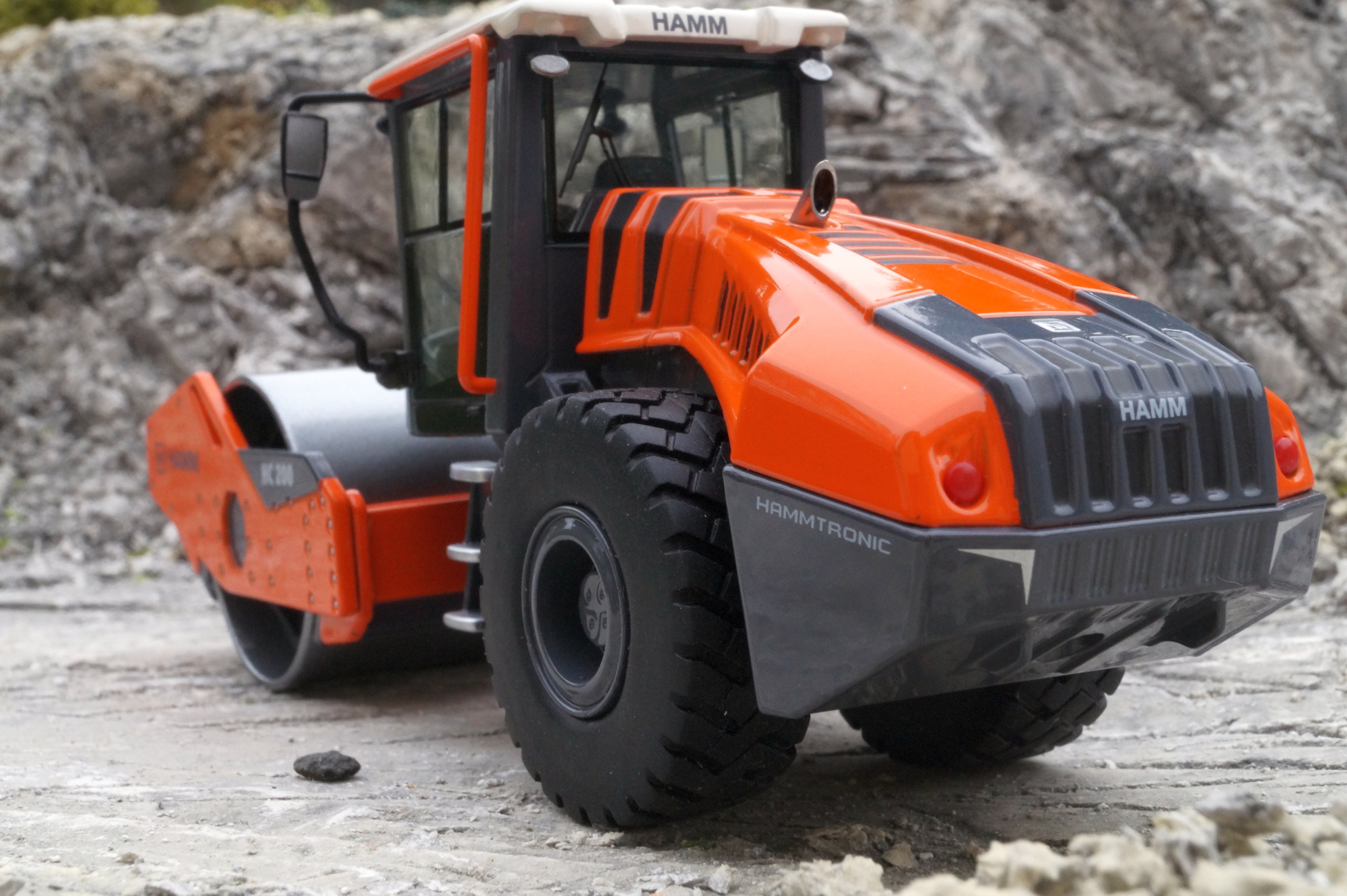 1041 - NZG - Hamm HC 200 Walze Glattbandage