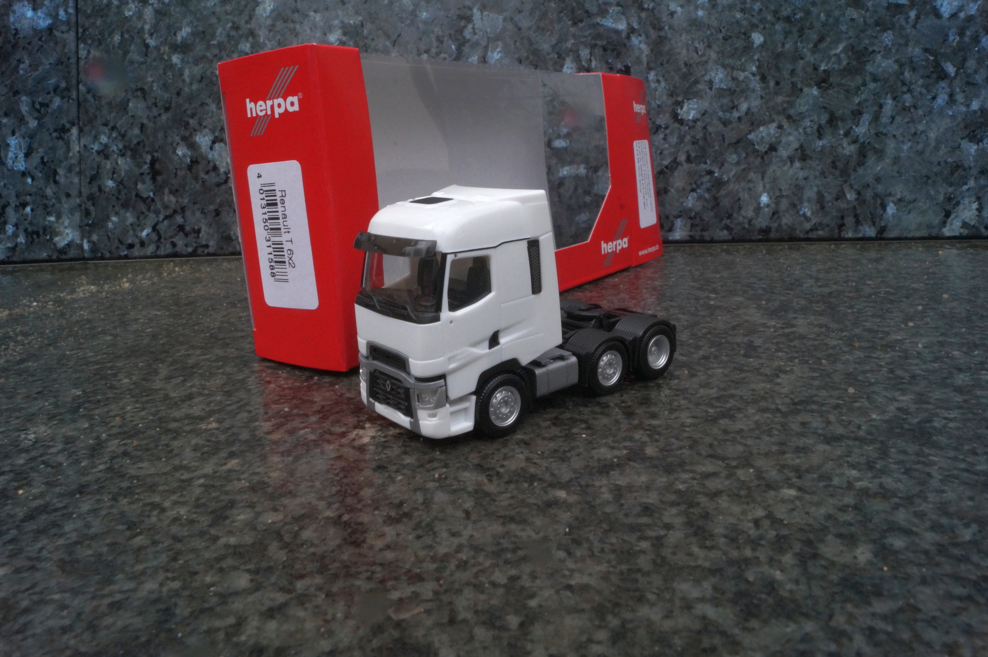 311588 - Herpa - Renault T 3 achs Zugmaschine 6x2  weiß