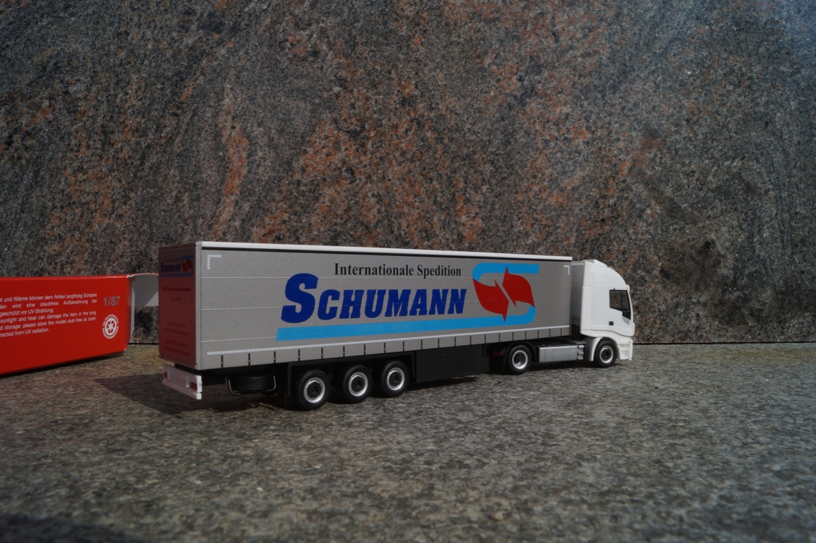 310048 - Herpa - Iveco Stralis XP Gardinenplanen-Sattelzug "Spedition Schumann"