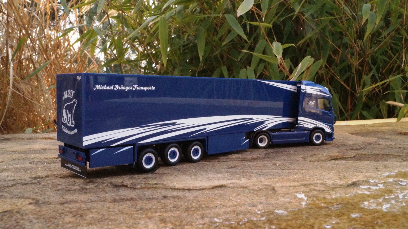 305334 - Herpa - Volvo FH Gl. XL Kühlkoffer-Sattelzug "MB Transport"
