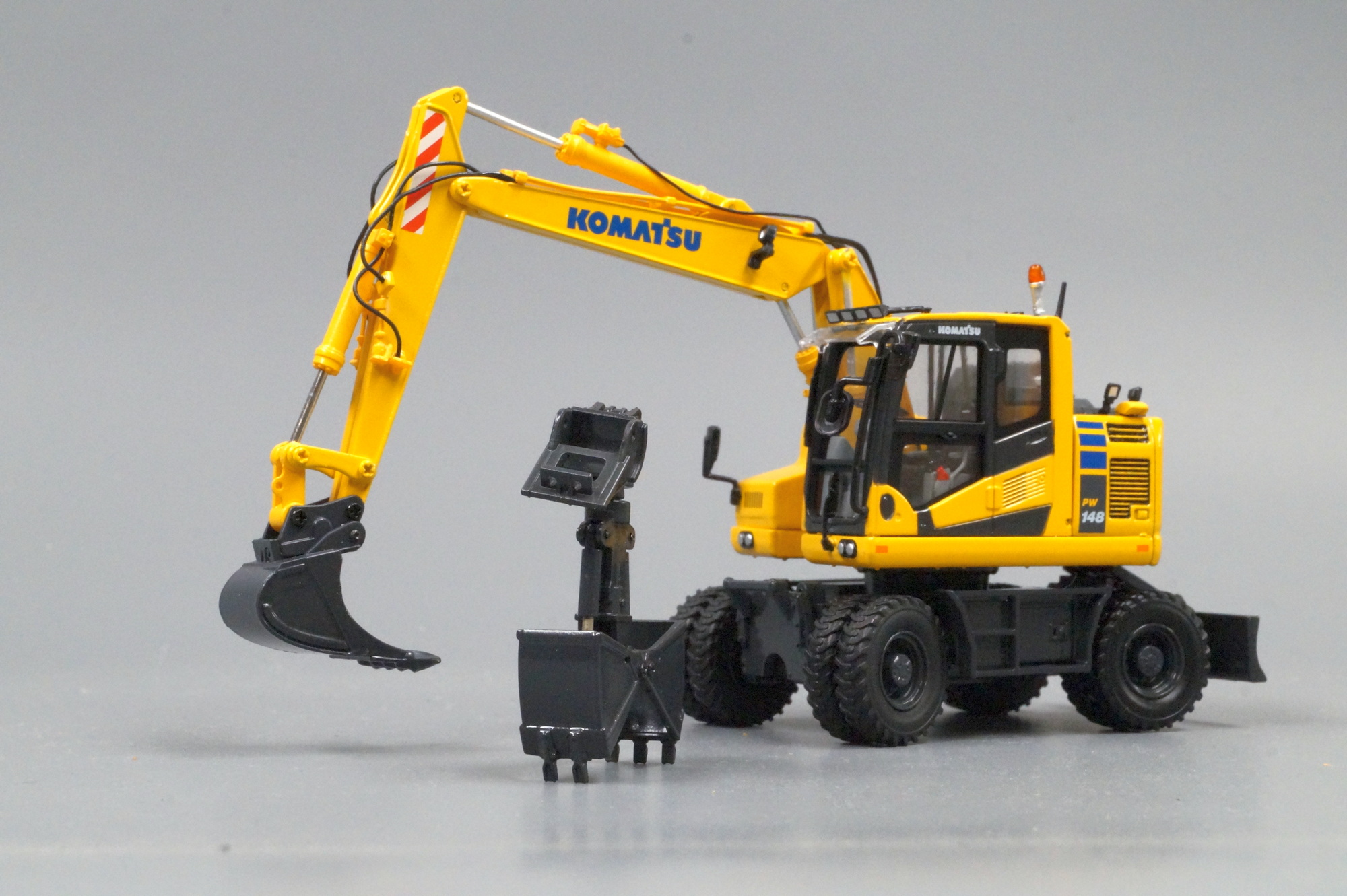 UH - 8162 - Komatsu PW 148-11 Mobilbagger mit Greifer und Löffel
