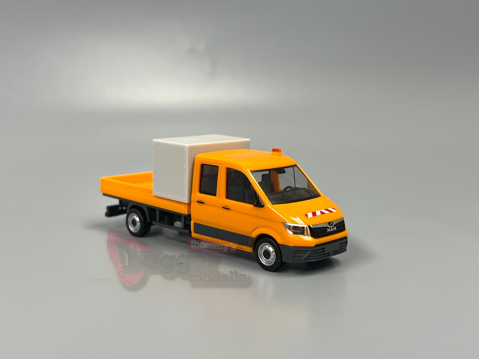099141 - Herpa - MAN TGE Doppelkabine mit Pritsche und Halbplane Baustellenabsicherung, kommunalorange