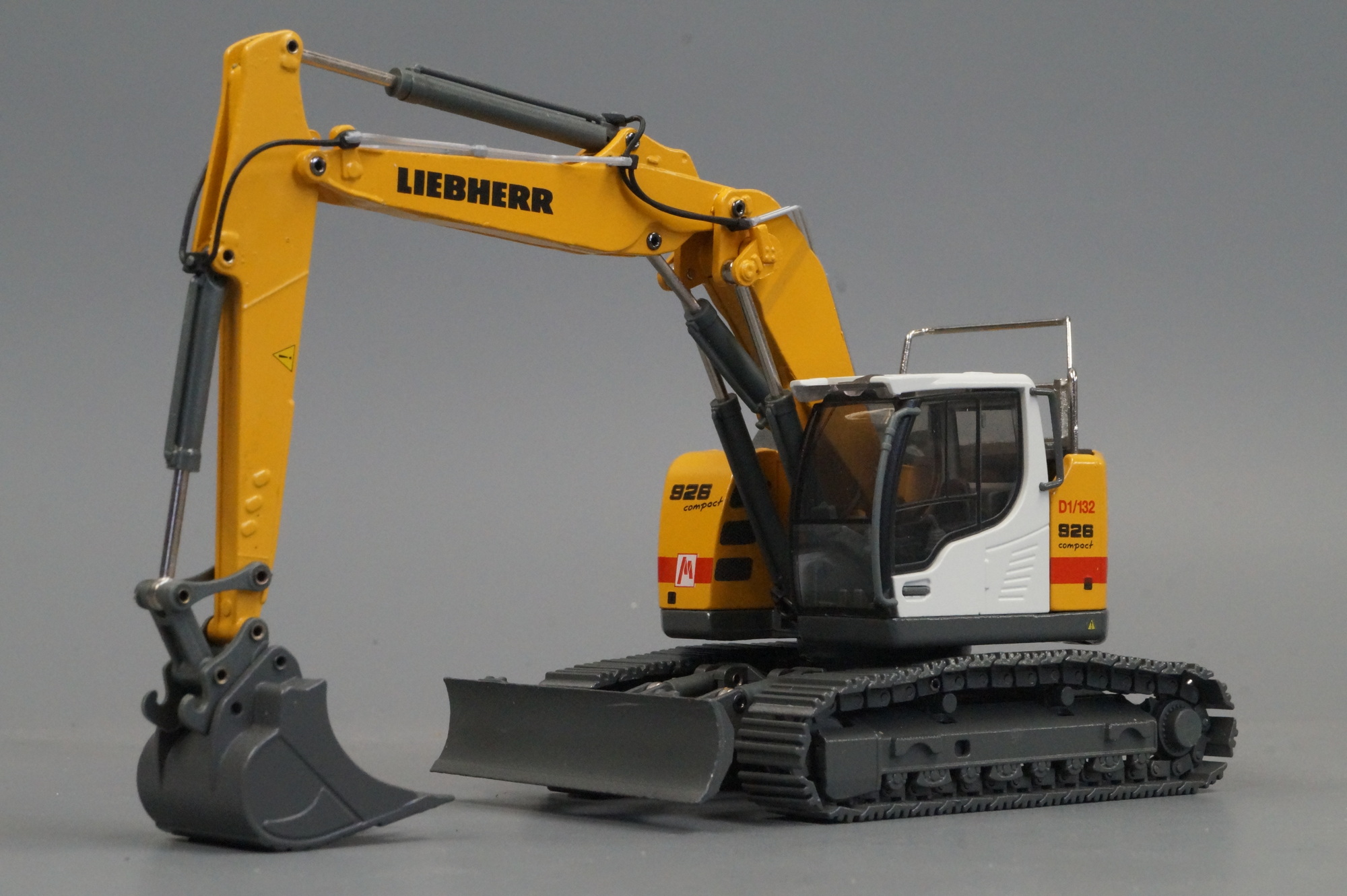 2204-7 - Conrad - Liebherr R 926 Compact Raupenbagger mit Verstellausleger  "Markgraf"