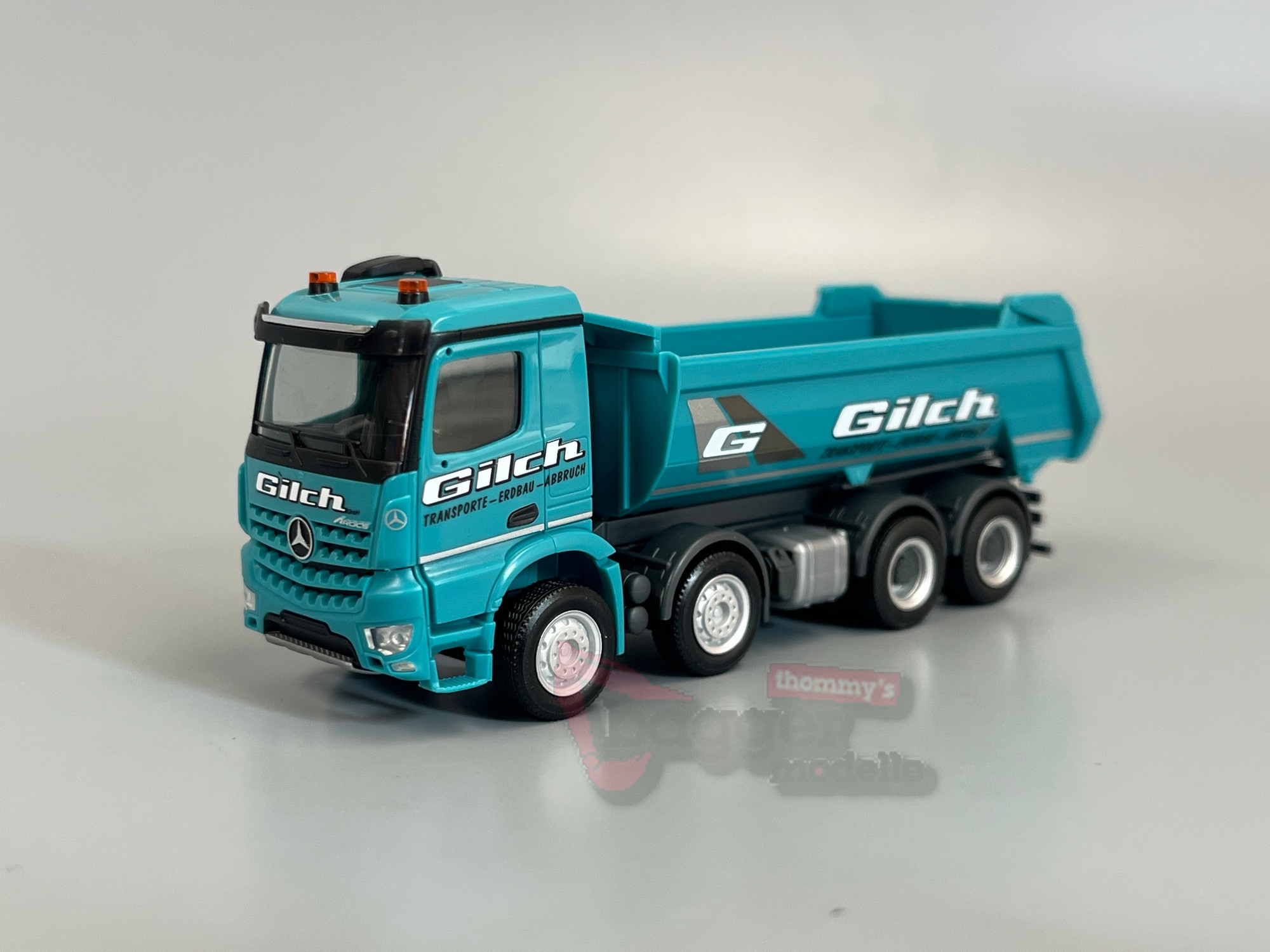 321174- Herpa - Mercedes-Benz Arocs Rundmulden-LKW "Gilch Erdbau und Transport"
