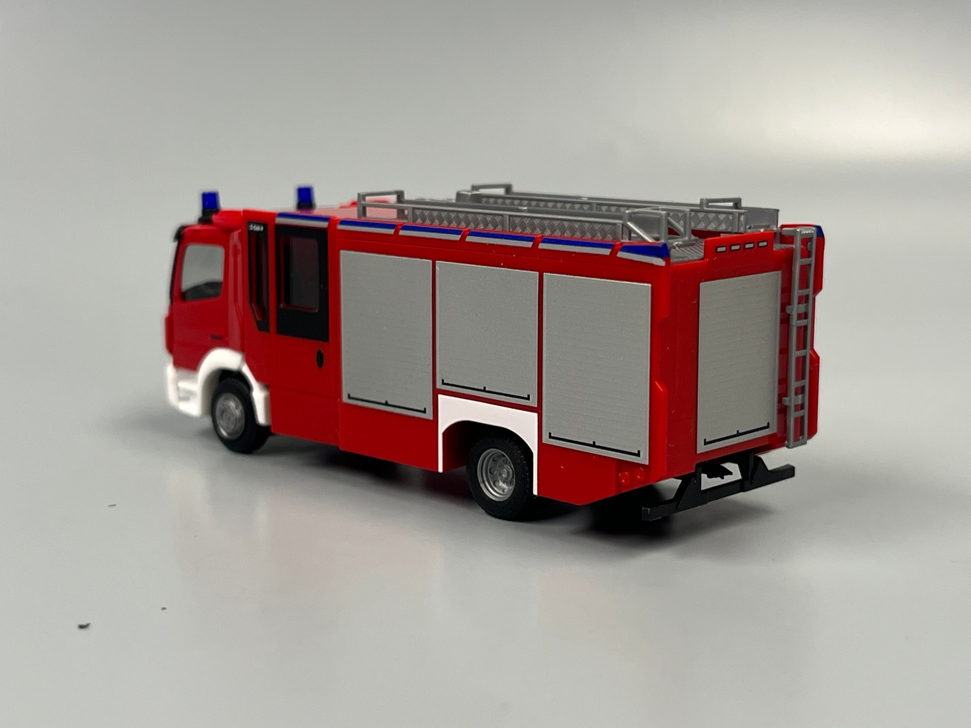 098632 - Herpa - Mercedes-Benz Atego `13 Ziegler Z-Cab HLF "Feuerwehr"