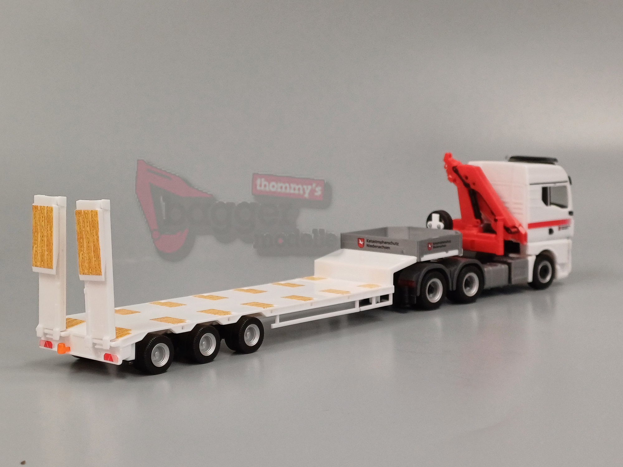 318297 - Herpa - MAN TGX GM mit Kran Semitieflade-Sattelzug mit Rampen "Katastrophenschutz Niedersachsen