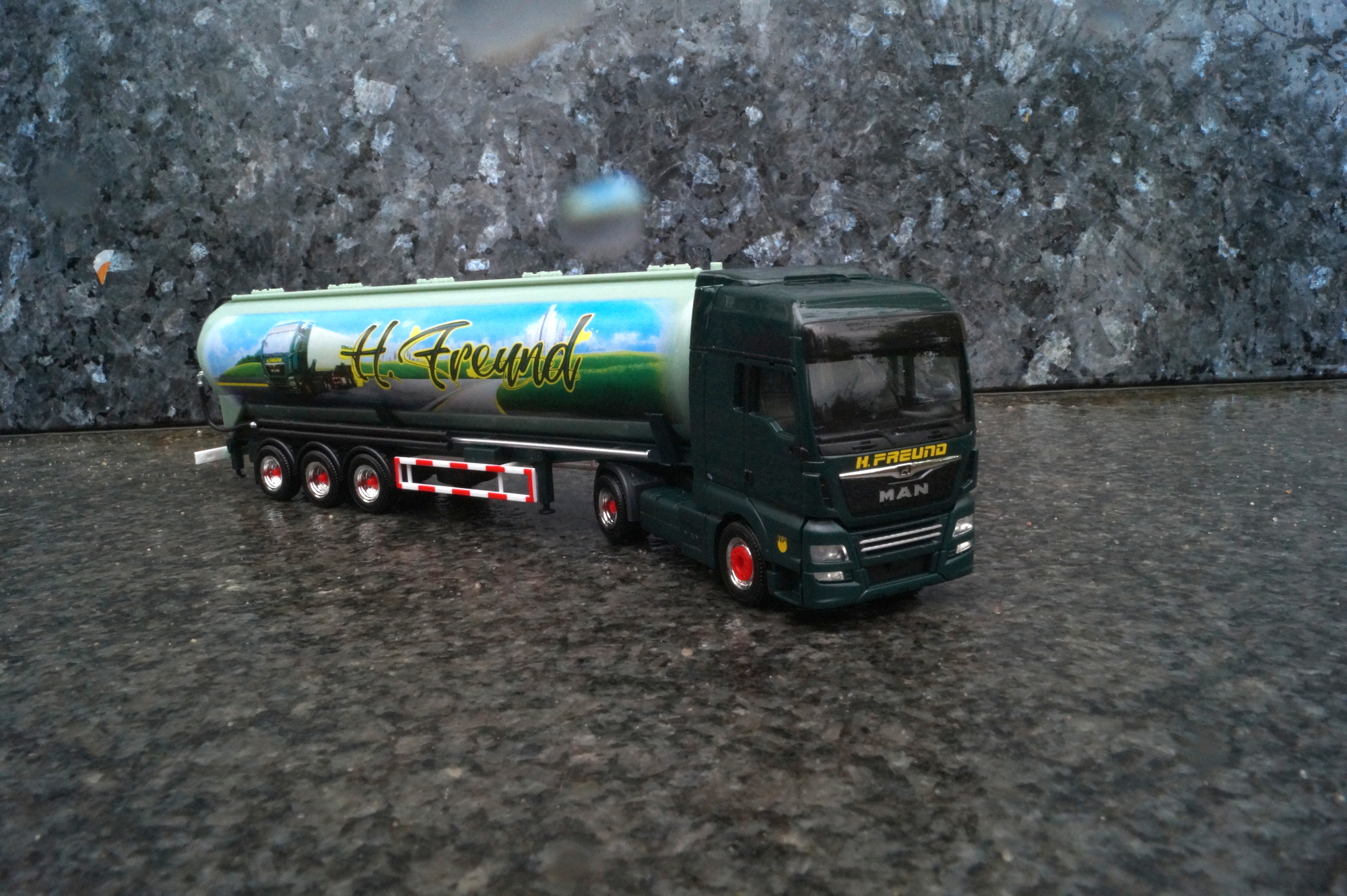 311472- Herpa  - MAN TGX XXL Euro6c Kippsilo-Sattelzug "Spedition Freund"