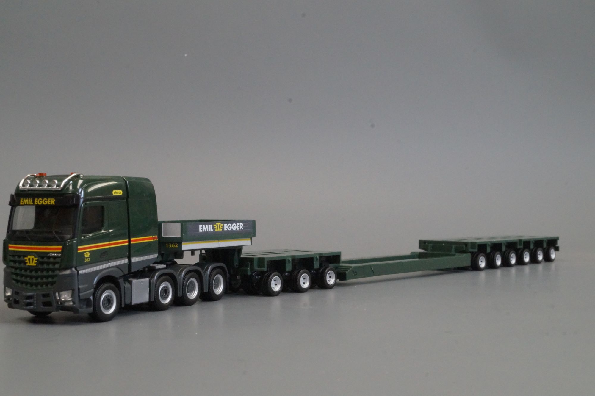 317337 - Herpa -Mercedes-Benz Arocs Tieflade-Sattelzug "Emil Egger" (Schweiz