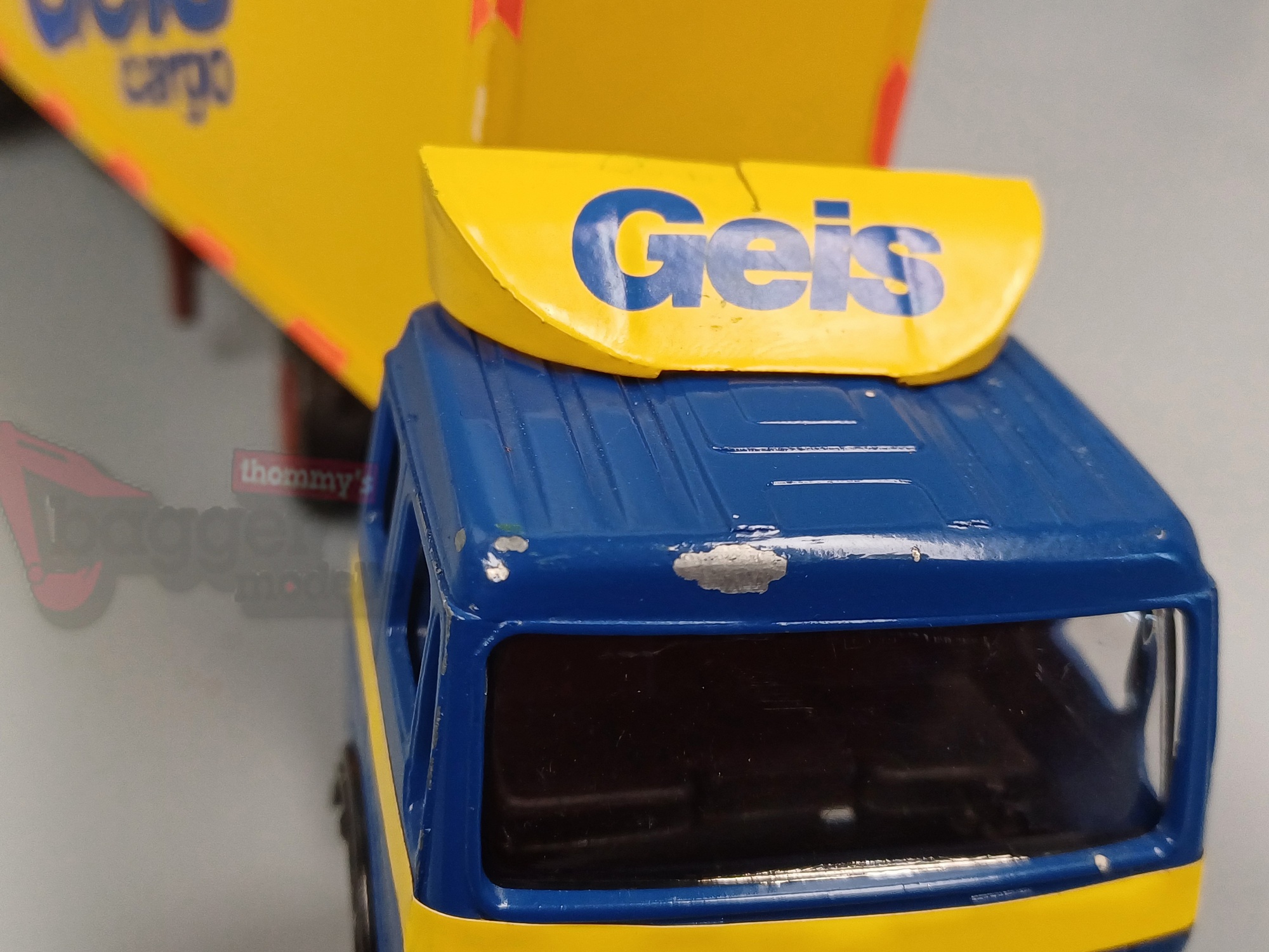 Conrad- Mercedes Benz 2achs mit 3 achs Kofferauflieger "Geis " Lackfehler