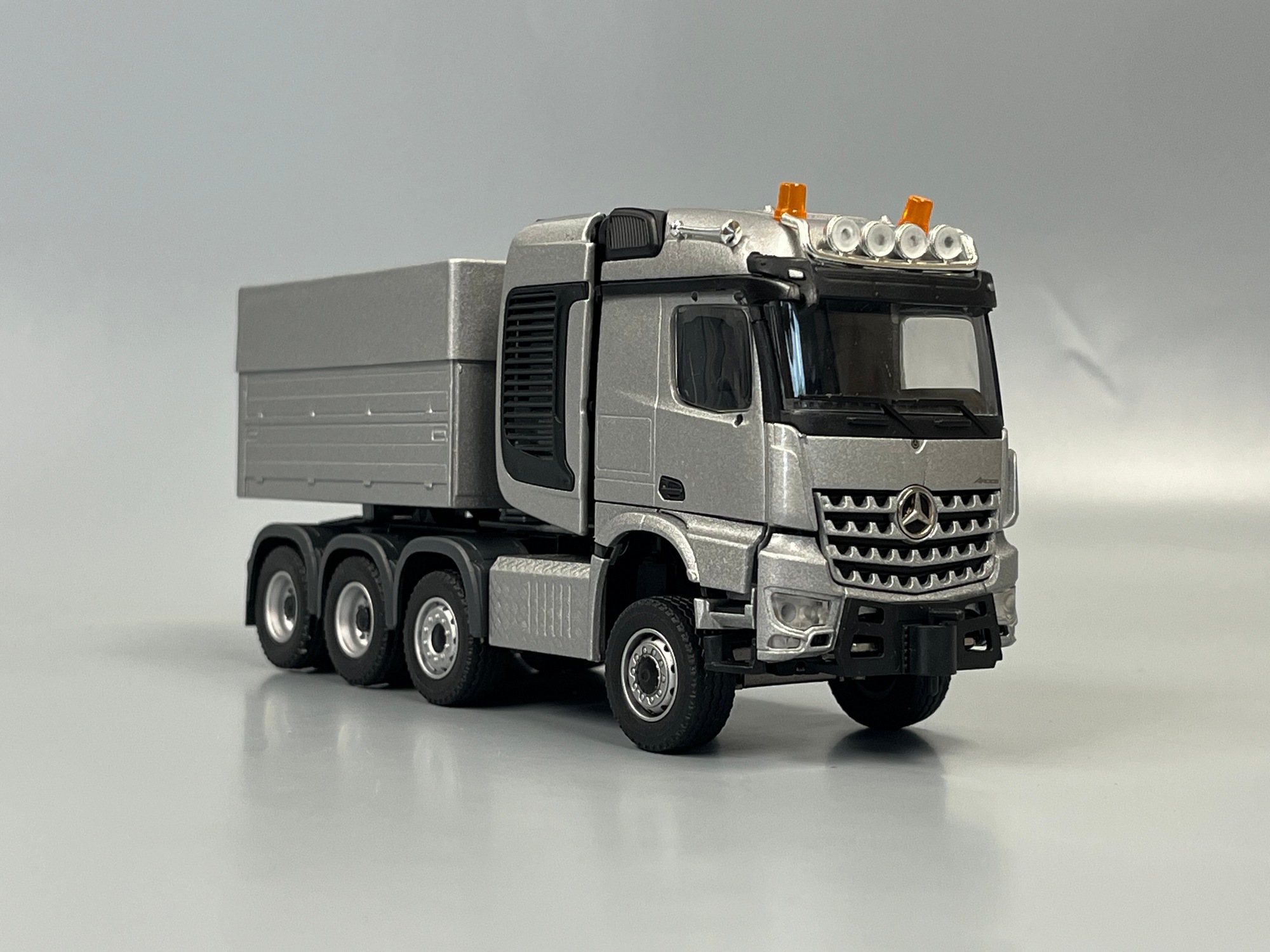 78001-11 -Conrad -Mercedes Benz Arocs Schwerlastzugmaschine  Stream Space 4achs  silber