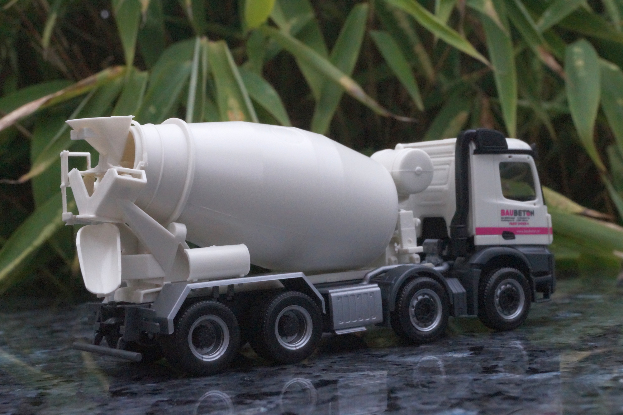 943291 - Herpa - Mercedes Benz Arocs M Betonmischer "Bau Beton " AT