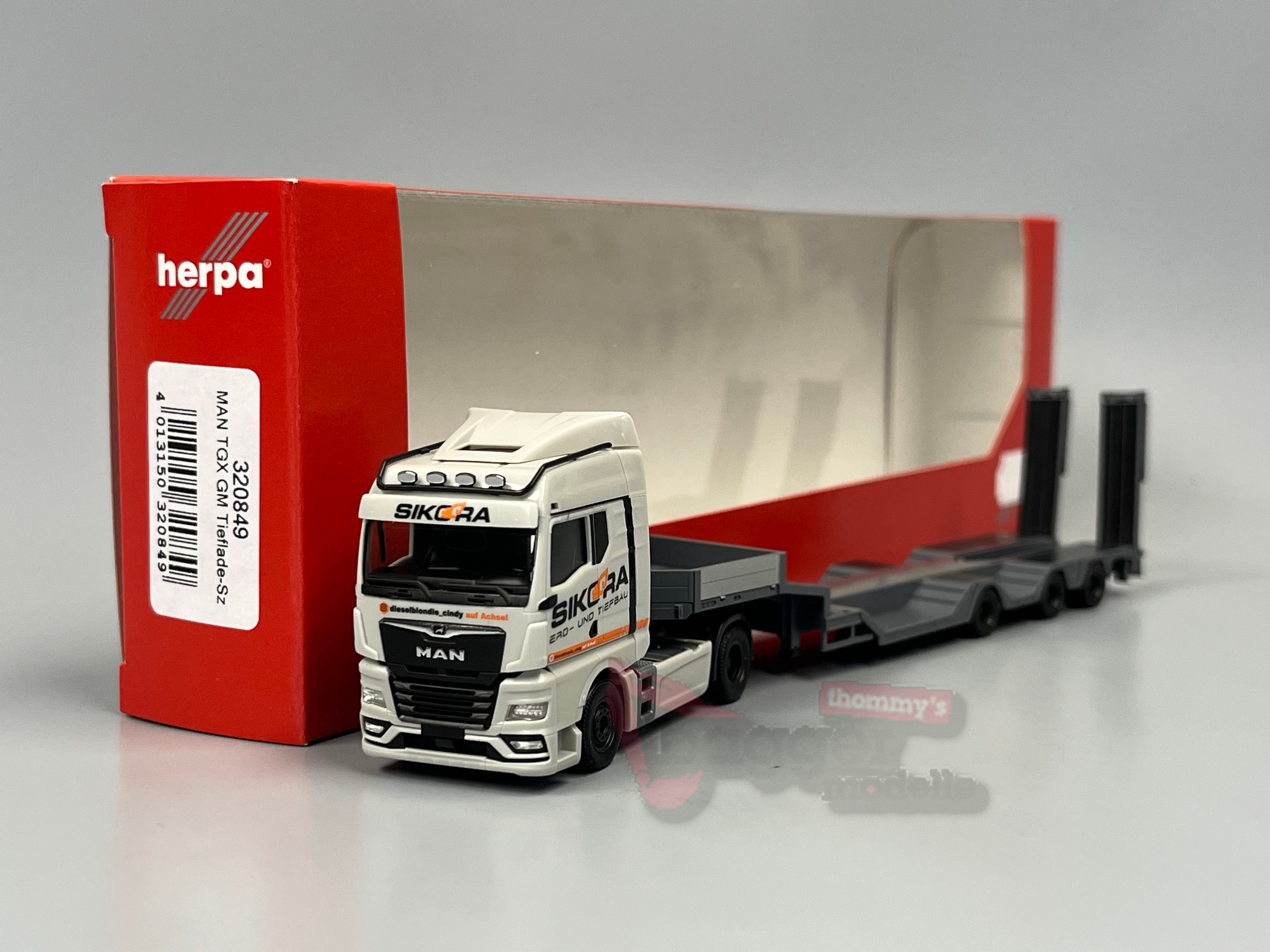 320849 - Herpa - MAN TGX GM Semitieflade-Sattelzug "Sikora/Trucker Babe Cindy"