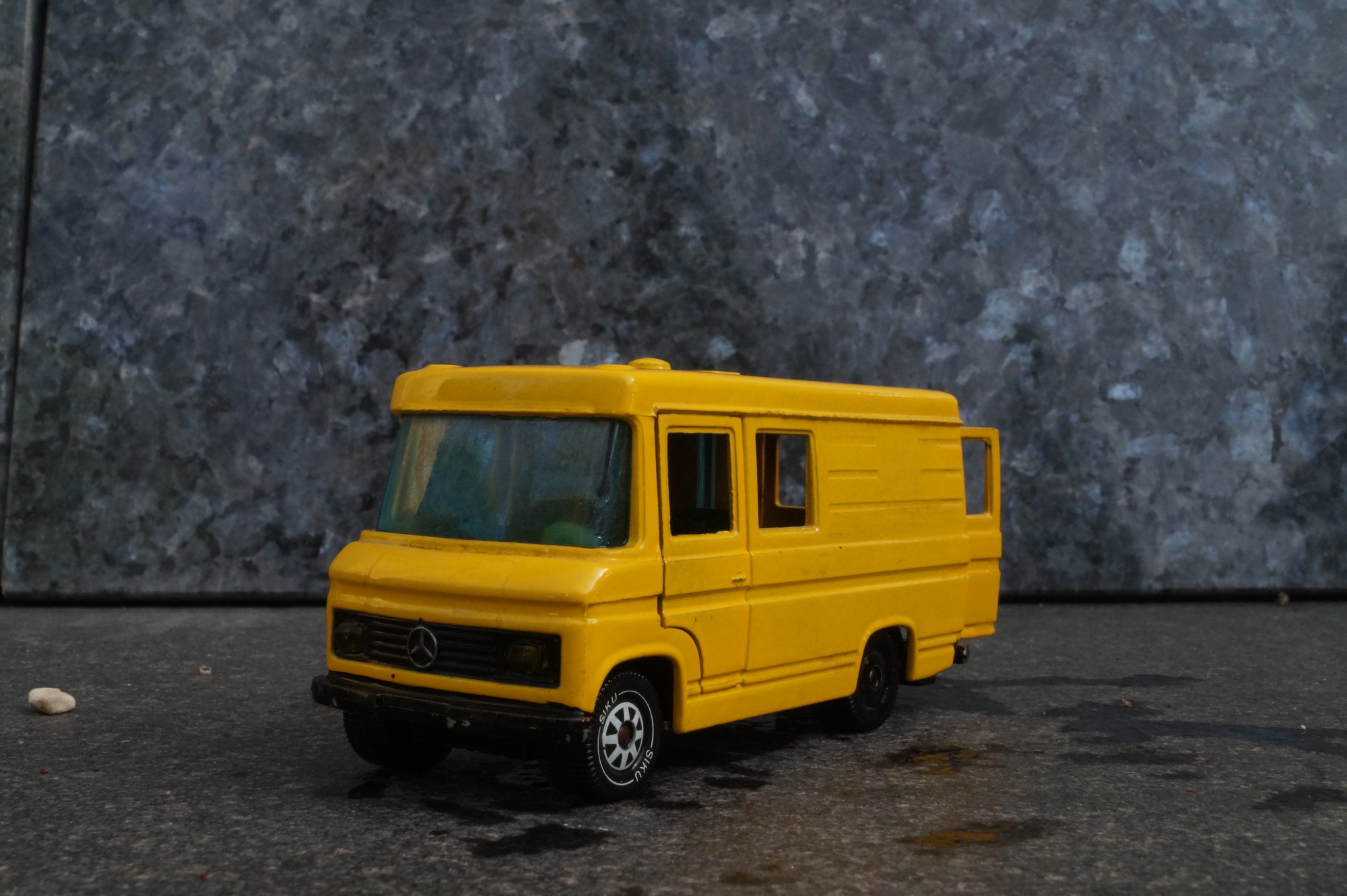 Mercedes Benz L406D Kastenwagen gelb