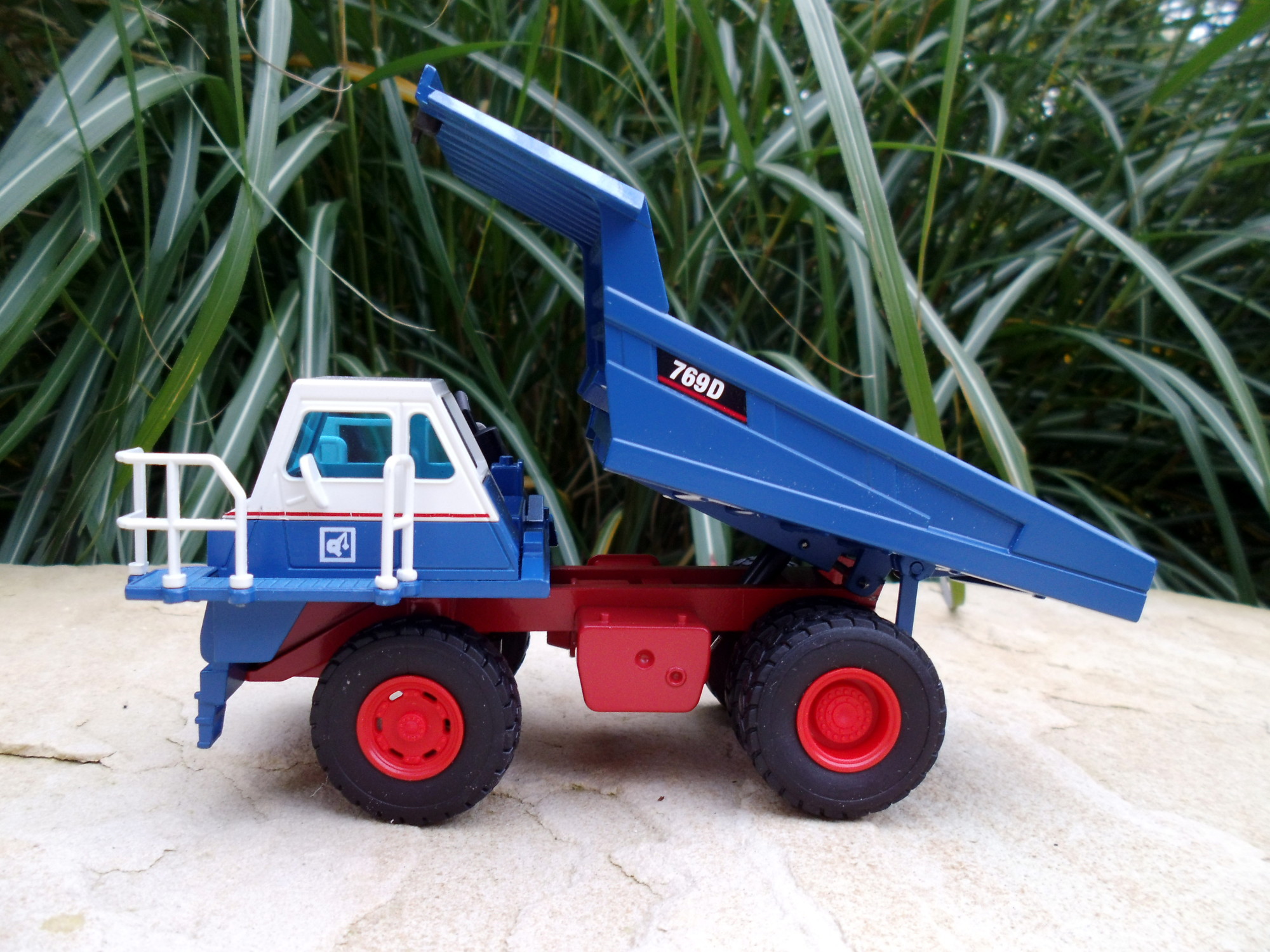 477-1 - NZG - CAT 769D Muldenkipper "Quakernack"