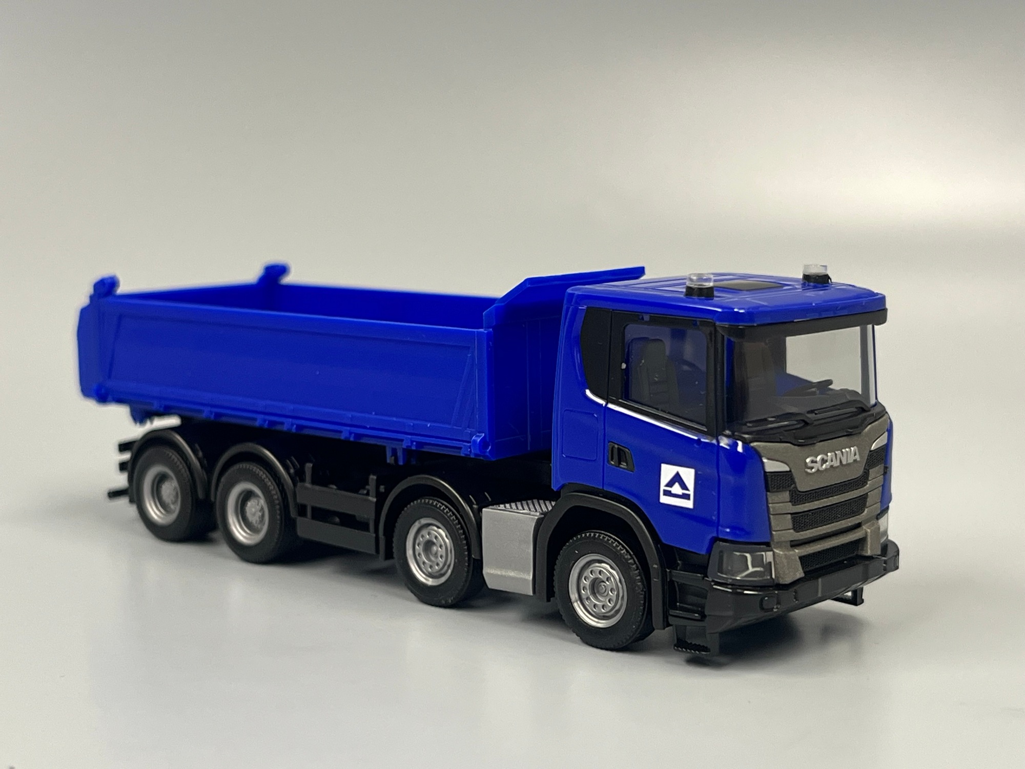 960021 - Herpa - Scania XT17 Dreiseitenkipper 4achs "Hoch-Tief"
