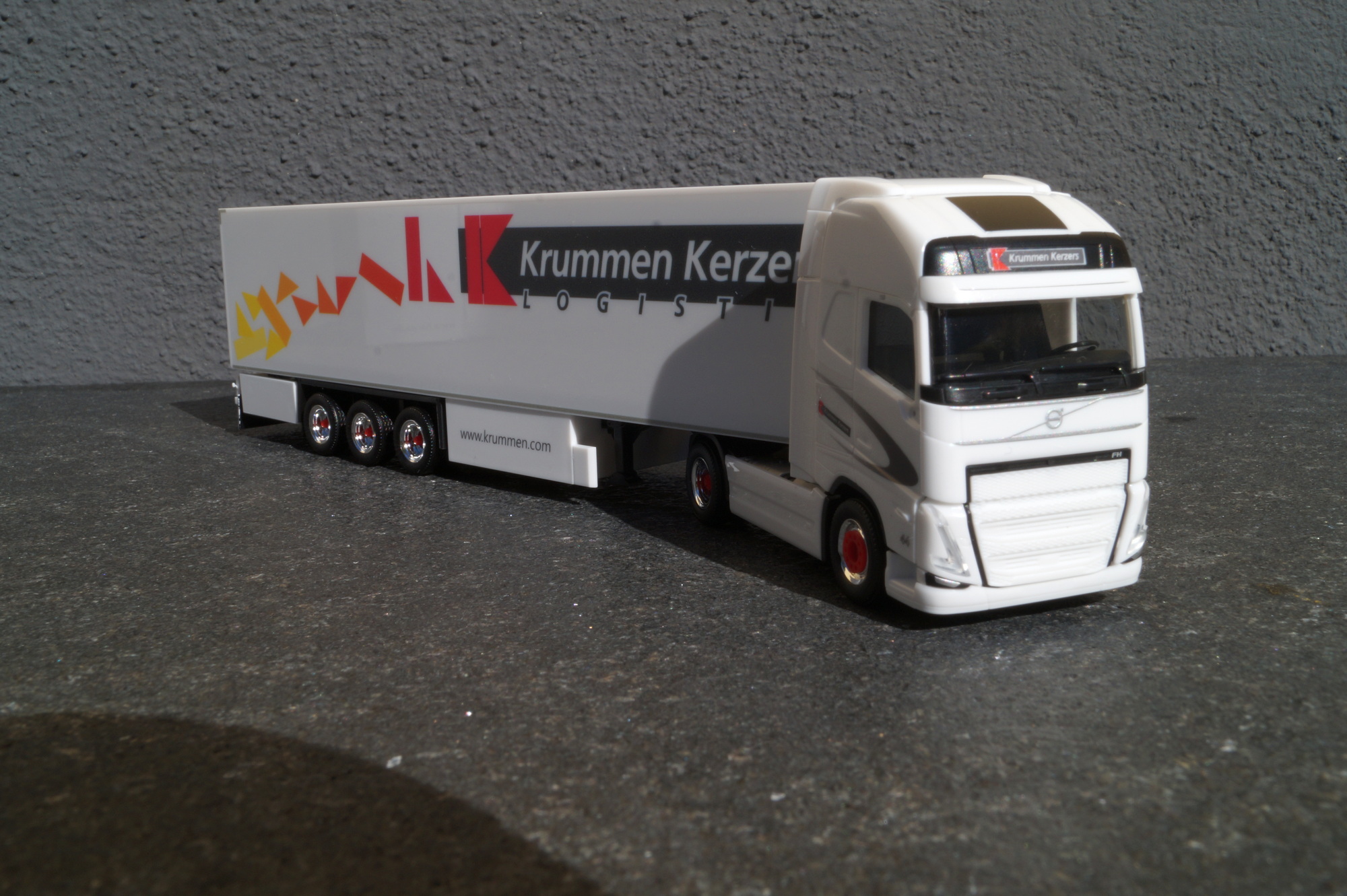 946629 - Herpa - Volvo FH XL 2020 Kühlkoffer Sattelzug "Krummen Kerzers" CH"