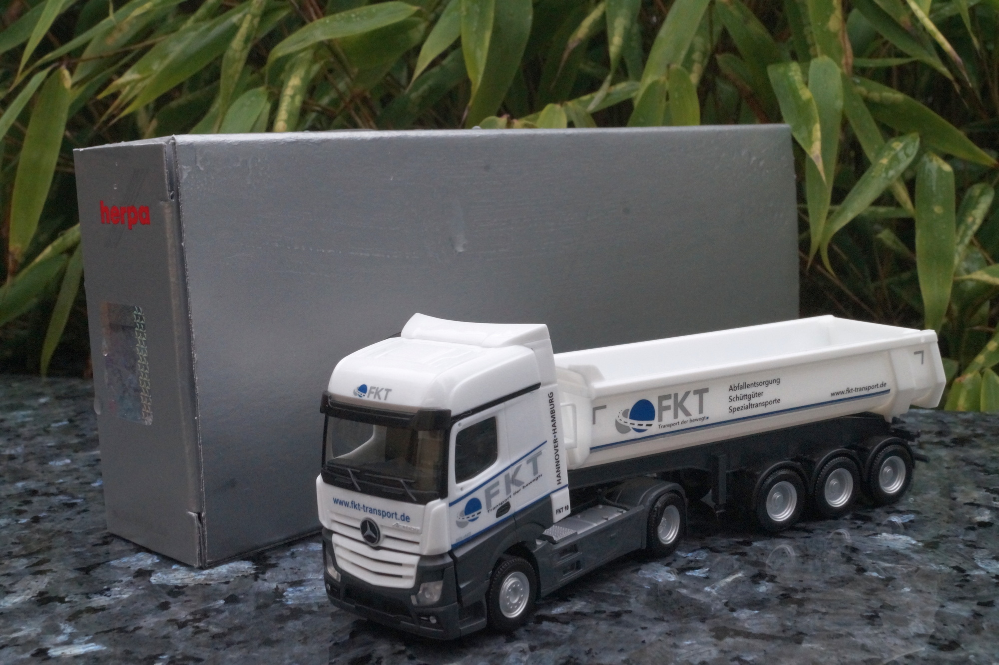 943970 - Herpa -Mercedes Benz Bigspace Rundmulden Sattelzug "FKT" Handel Nord