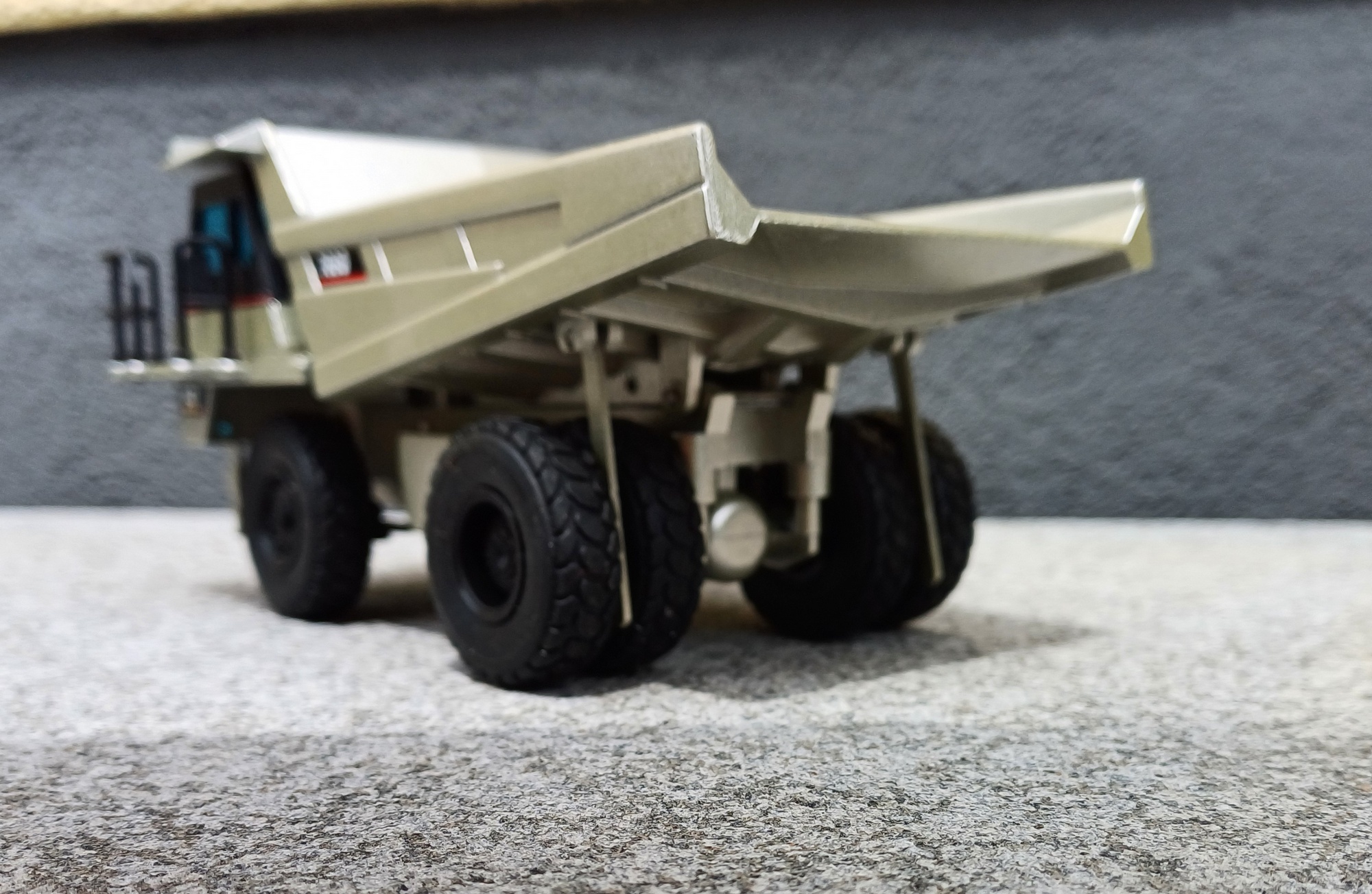 477 - NZG - CAT 769D Muldenkipper silber