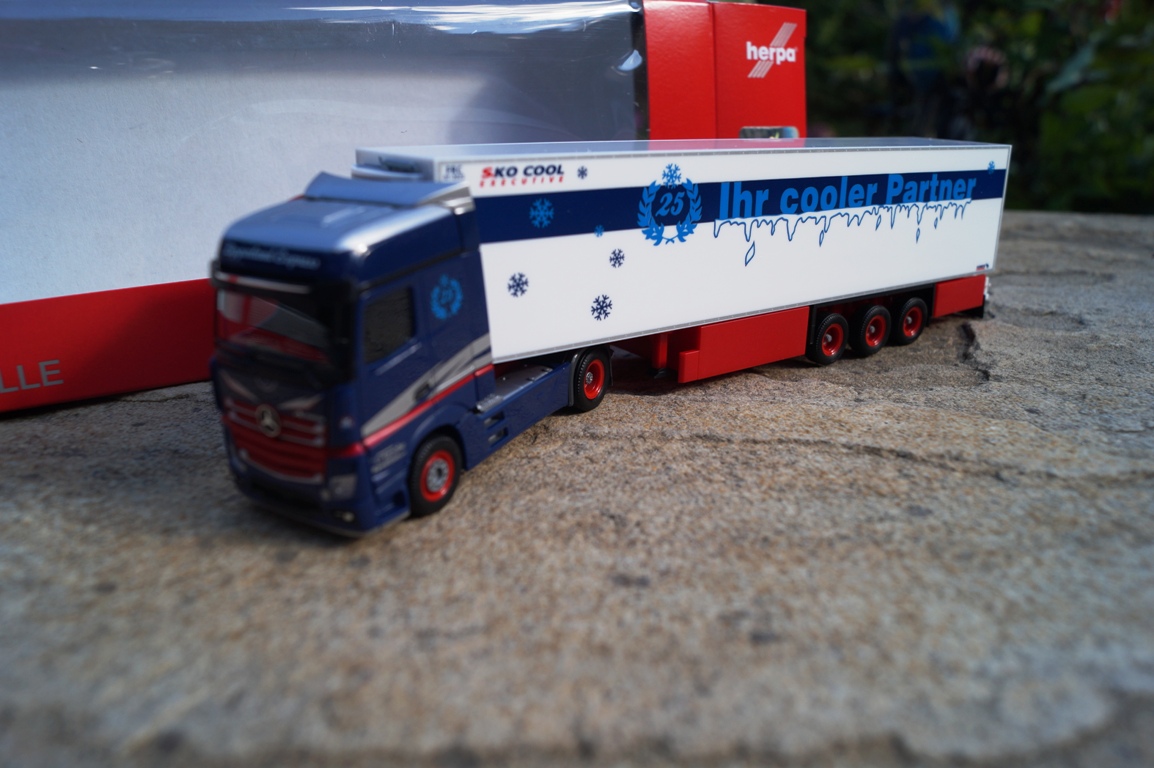 307178 - Herpa - Mercedes-Benz Actros Bigspace Kühlkoffer-Sattelzug "Spedition Tasche"