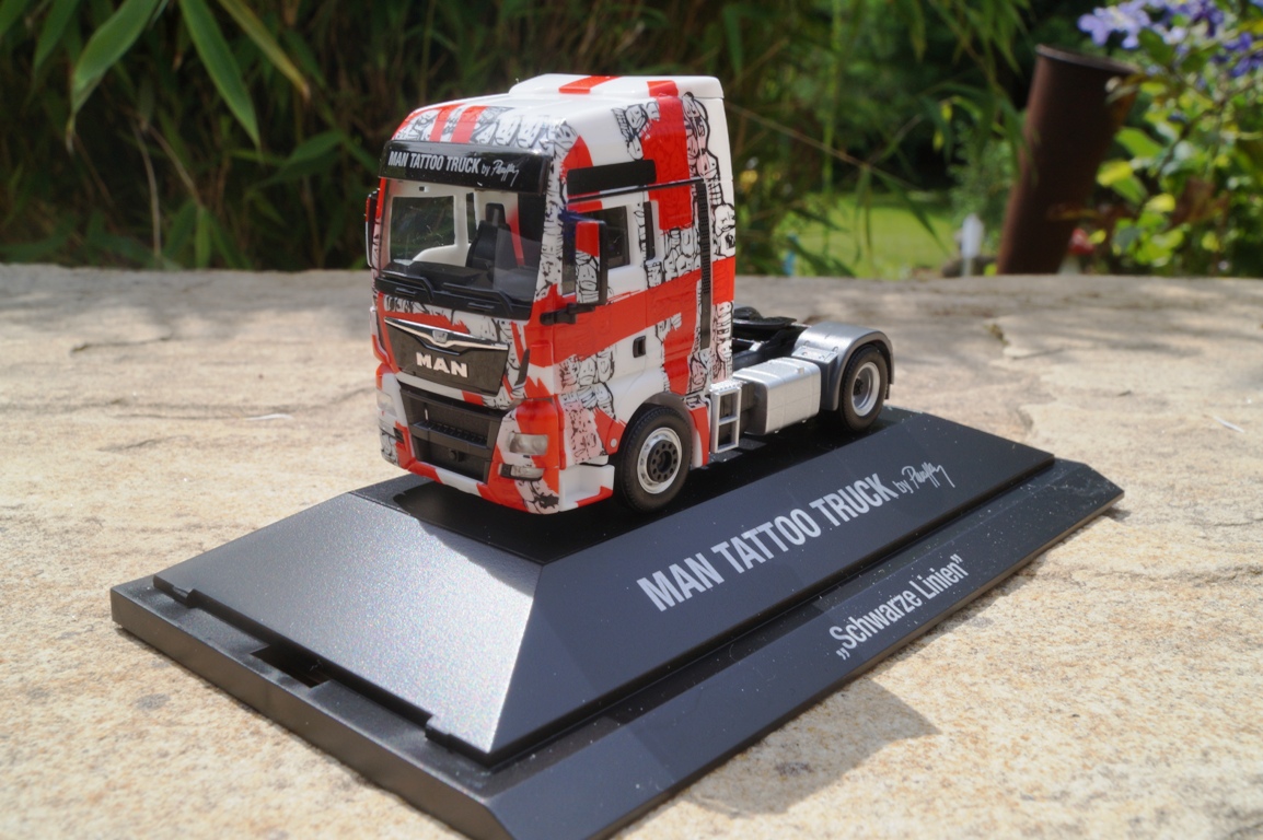 918718 - Herpa - MAN TGX XXL Euro6 Solo-Zugmaschine "MAN - Schwarze Linie" (PC)