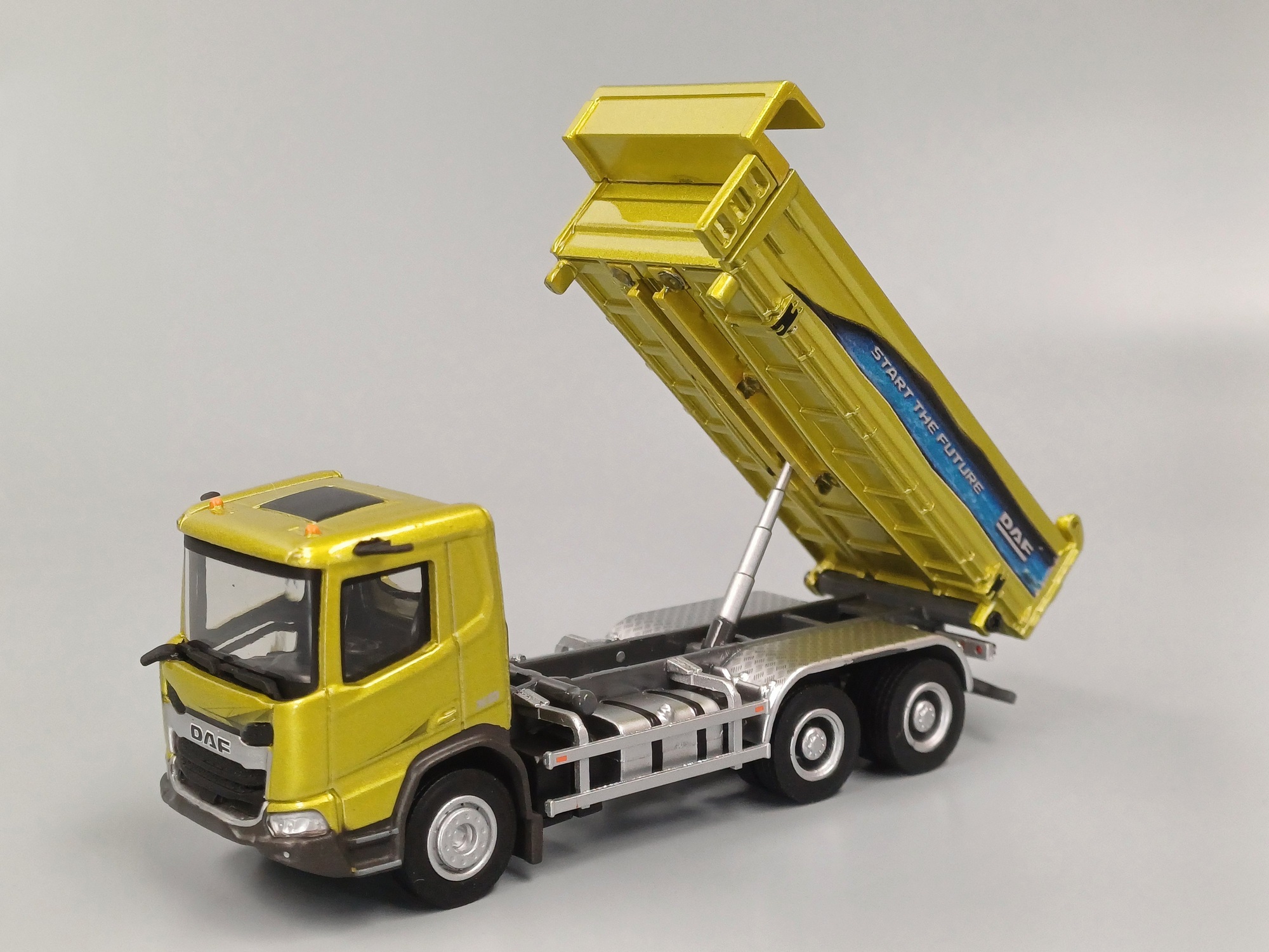 8-2170 - Universal Hobbies- DAF XD Hinterkipper "Tuscan gelb"  1:87