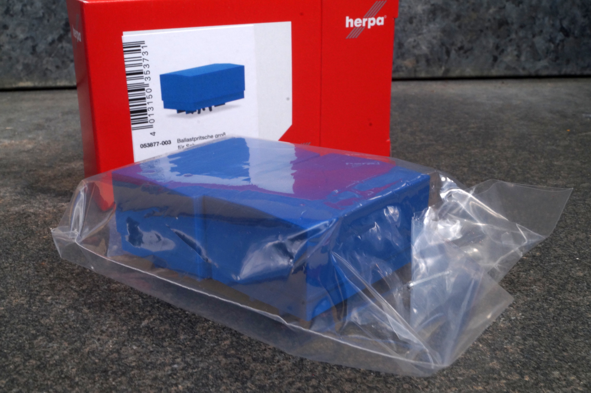 053877-2 -Herpa - Zubehör Ballastpritsche mit Plane (Schwerlast), enzianblau (2 Stück)