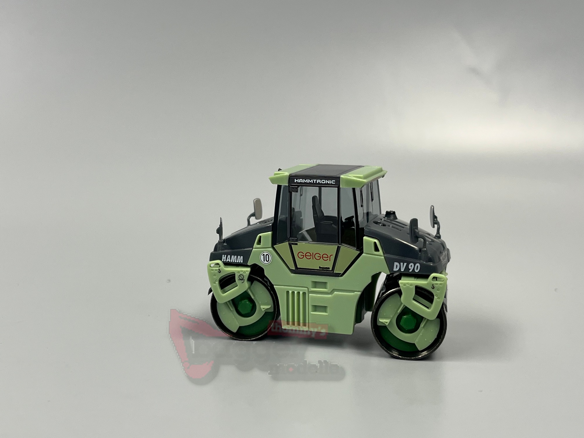 956949 -Herpa - Hamm DV 90 Tandemwalze "Geiger"