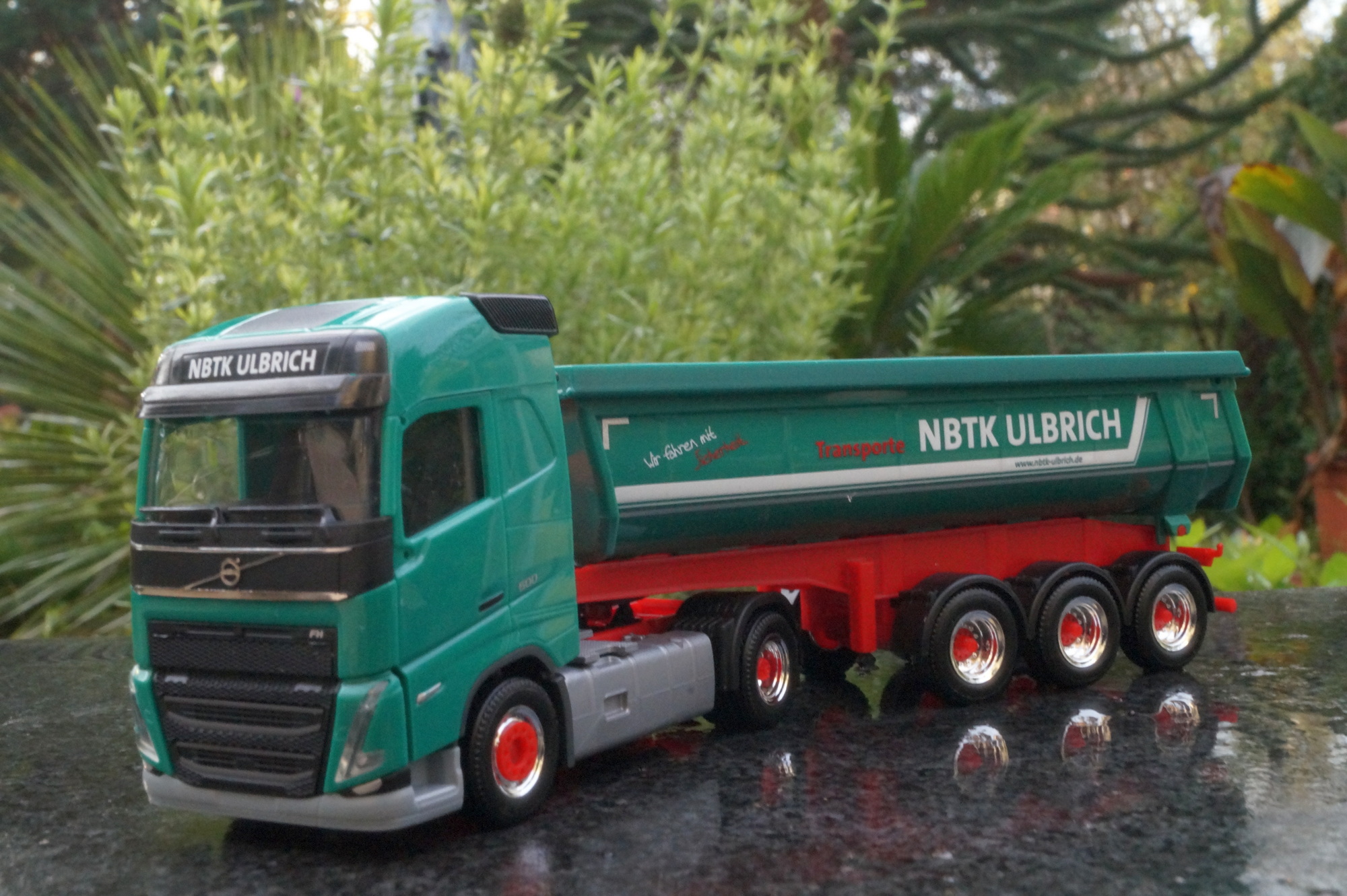 949637 - Herpa - Volvo FH5 Globetrotter 4x2 Thermomulden-Sattelzug "NBTK Ulbrich"